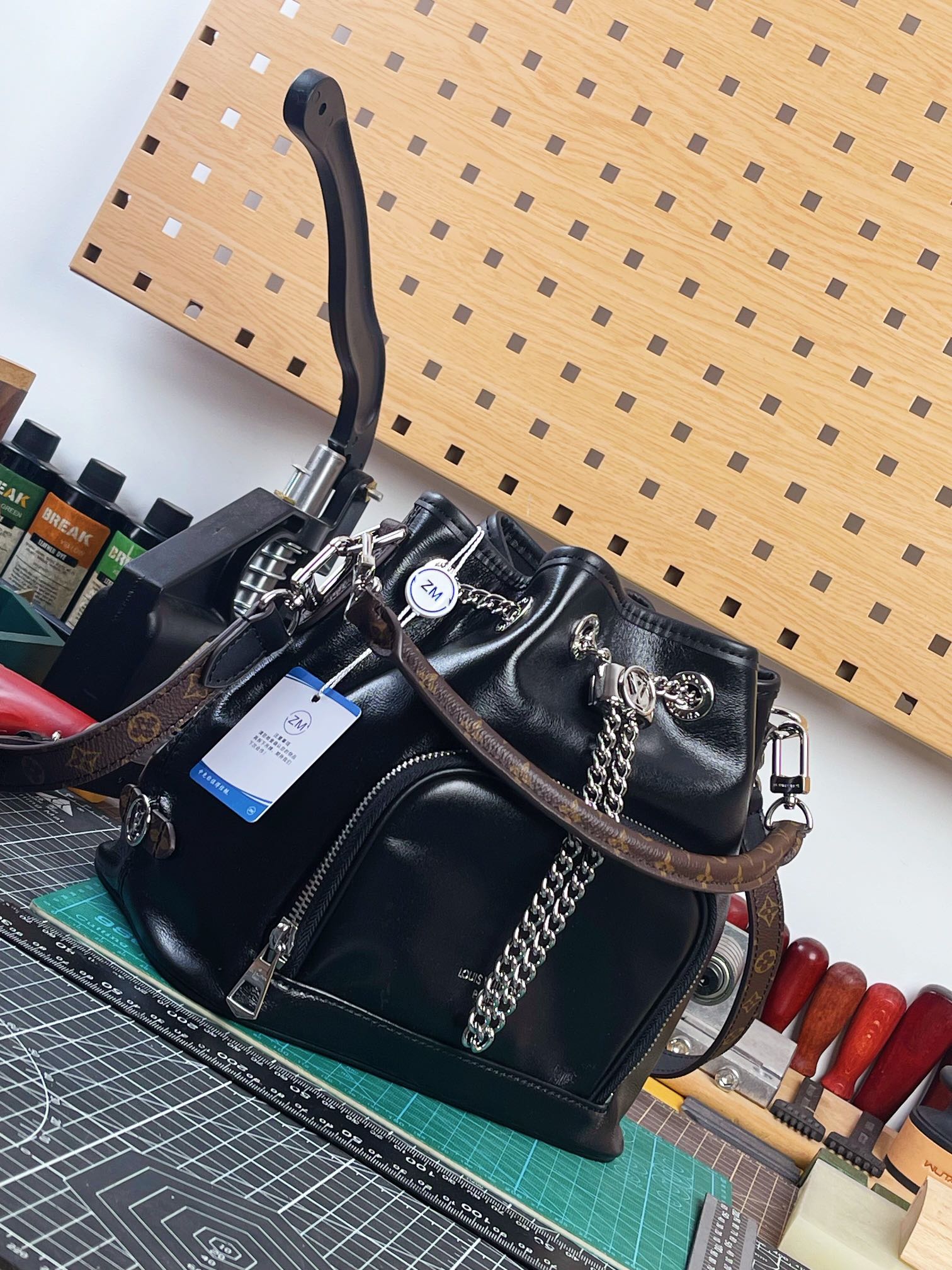 中免（Z M）原单天花板，163动态码 
M1 BQWSixLBA
    No Way 手袋...