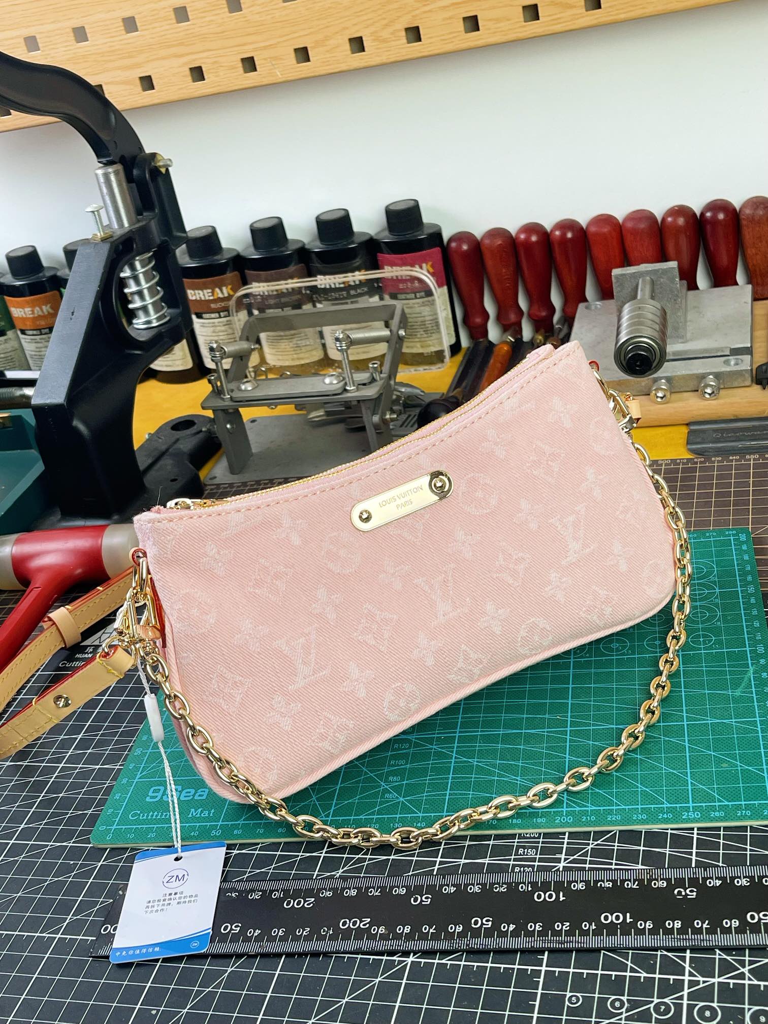 中免（Z M）原单天花板，163动态码 
M14159
    Liv Pochette 手袋...