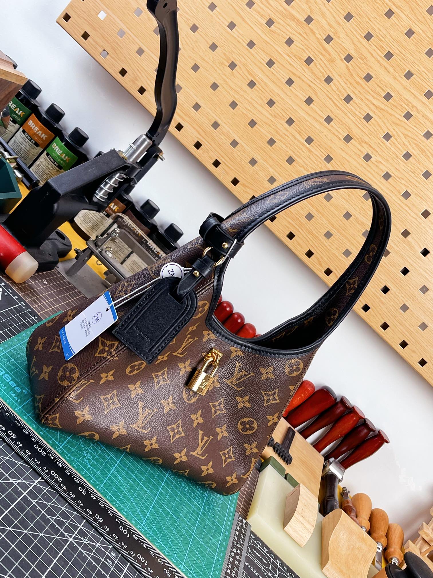 Louis Vuitton The Drop Handbaglv,包 2