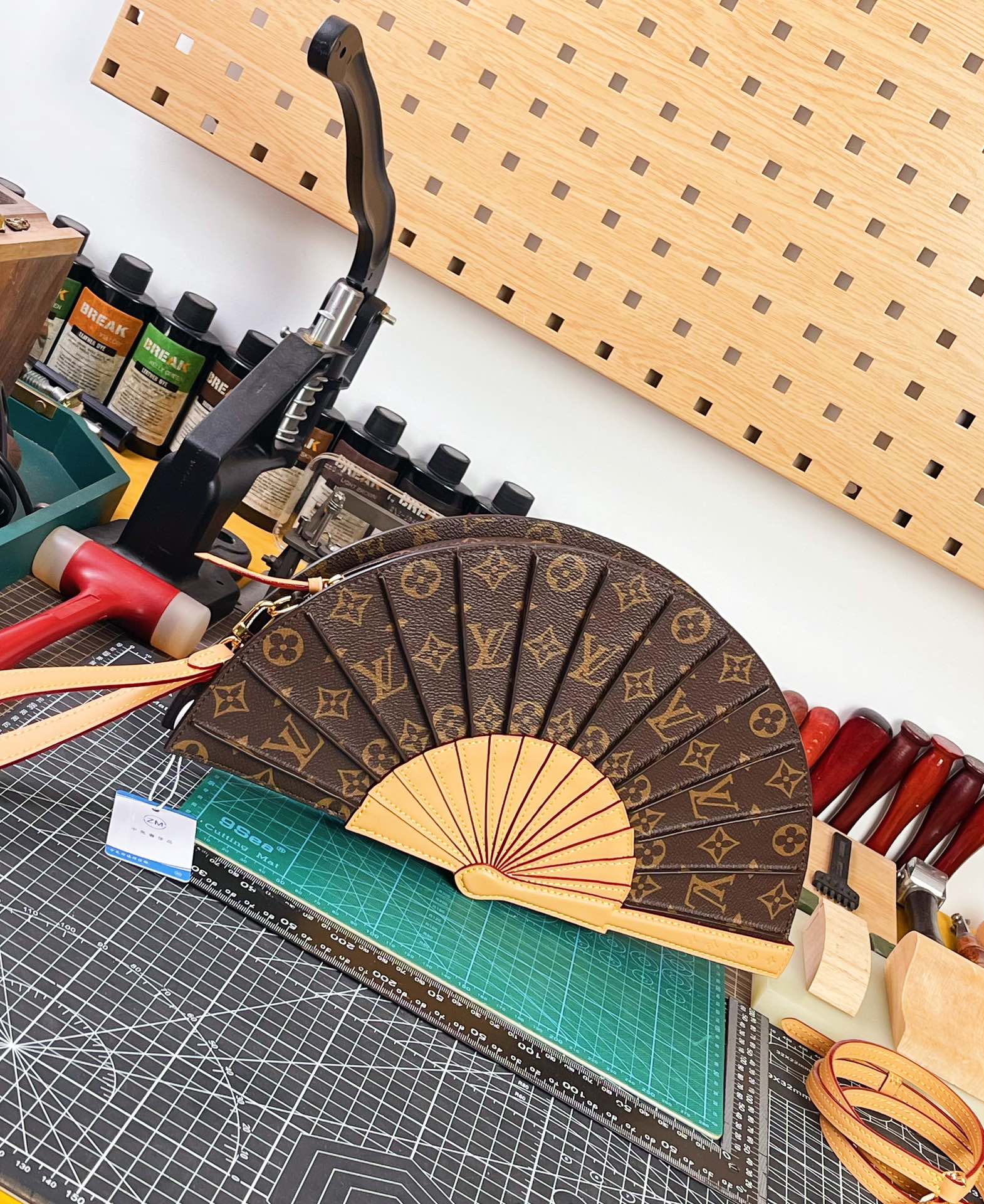 中免（Z M）原单天花板，163动态码 
M14804
    LV Fan 手袋取材...
