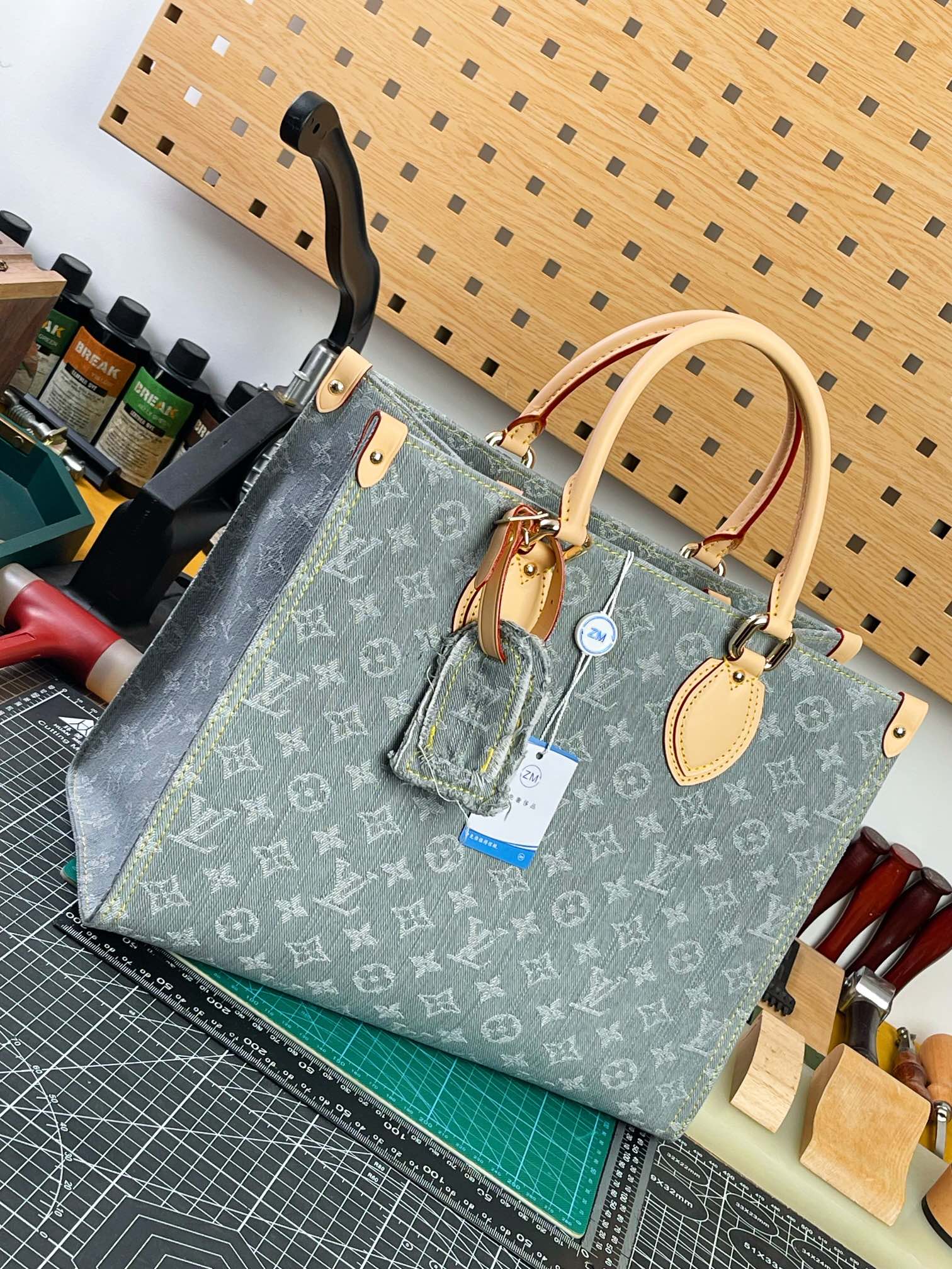 中免（Z M）原单天花板，163动态码 
M13189
   來自2005年的經...