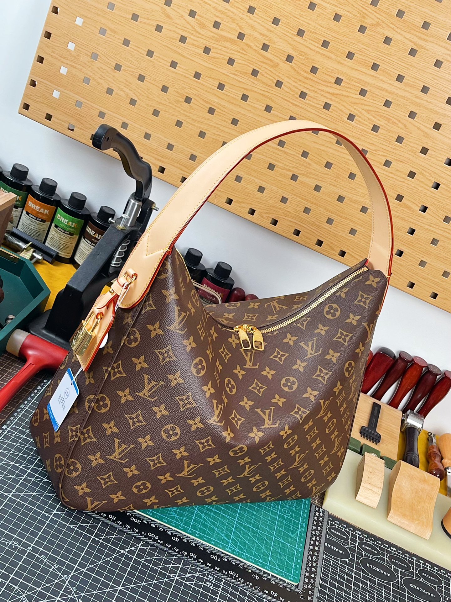 中免（Z M）原单天花板，163动态码
M12098 
Slouchy中号手袋以M...