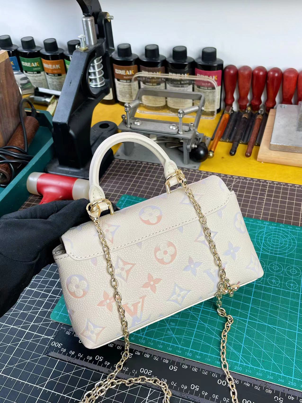 中免(Z M)原单天花板,163动态码
M25596
全皮链条包手提包 当季新款 NANO MADELEINE 手袋 本款 Nano Madeleine 手袋沐浴新季幻梦色彩,可轻松点睛各式造型。经典 Monogram Empreinte 皮革包身搭配标志性 S-lock 锁扣,LV Circle 装饰点缀可拆卸链条。充裕空间可容纳日常所需,多种背携方式实现轻松随行。
12.5 x 6 x 21 厘米。