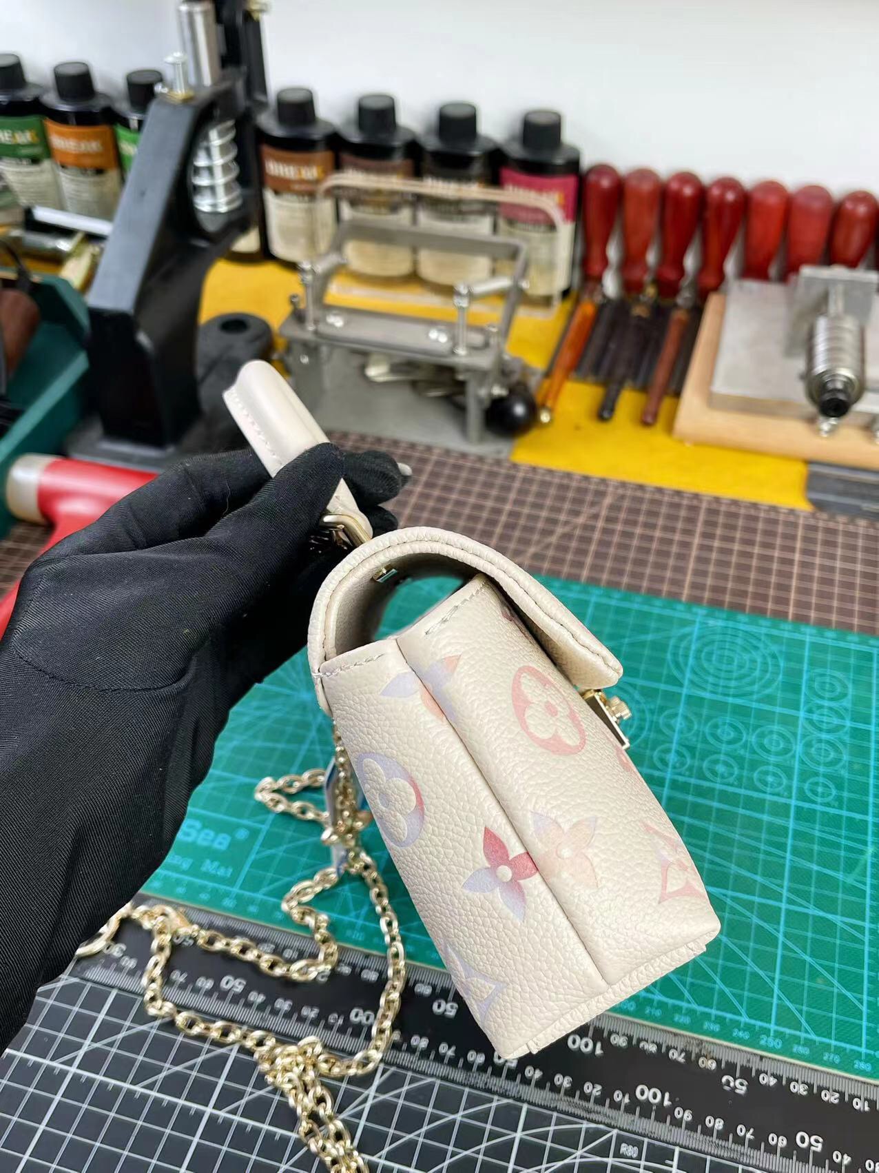 中免(Z M)原单天花板,163动态码
M25596
全皮链条包手提包 当季新款 NANO MADELEINE 手袋 本款 Nano Madeleine 手袋沐浴新季幻梦色彩,可轻松点睛各式造型。经典 Monogram Empreinte 皮革包身搭配标志性 S-lock 锁扣,LV Circle 装饰点缀可拆卸链条。充裕空间可容纳日常所需,多种背携方式实现轻松随行。
12.5 x 6 x 21 厘米。