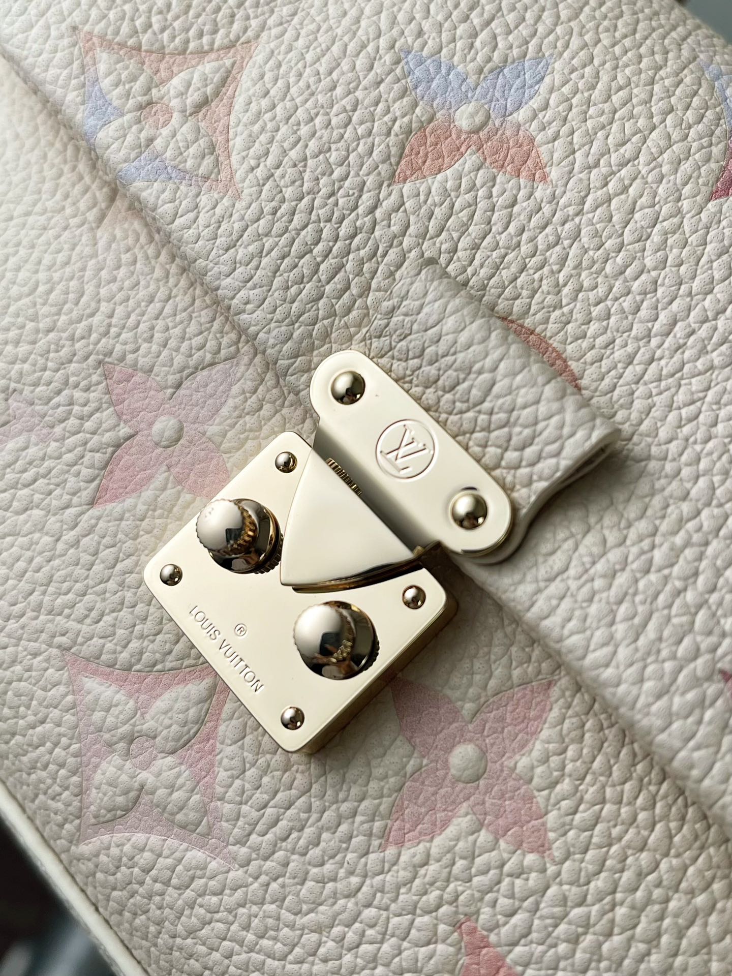 中免(Z M)原单天花板,163动态码
M25596
全皮链条包手提包 当季新款 NANO MADELEINE 手袋 本款 Nano Madeleine 手袋沐浴新季幻梦色彩,可轻松点睛各式造型。经典 Monogram Empreinte 皮革包身搭配标志性 S-lock 锁扣,LV Circle 装饰点缀可拆卸链条。充裕空间可容纳日常所需,多种背携方式实现轻松随行。
12.5 x 6 x 21 厘米。