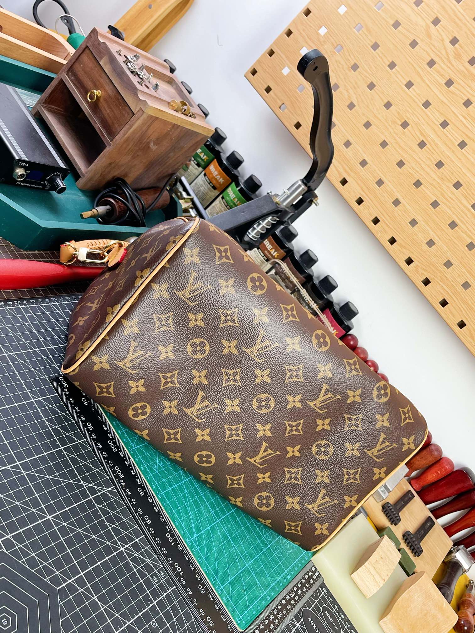中免(Z M)原单天花板,163动态码
M15107
本款Speedy Soft 30Lucky手袋为Monogram帆布勾勒VVN皮革饰边,再借宛若珠宝的可拆卸装饰,撞色内饰和金属件点亮考究细节。充裕构型可轻松容纳平板电脑与日常所需。
尺寸:30X21X17CM
(长度X高X宽)