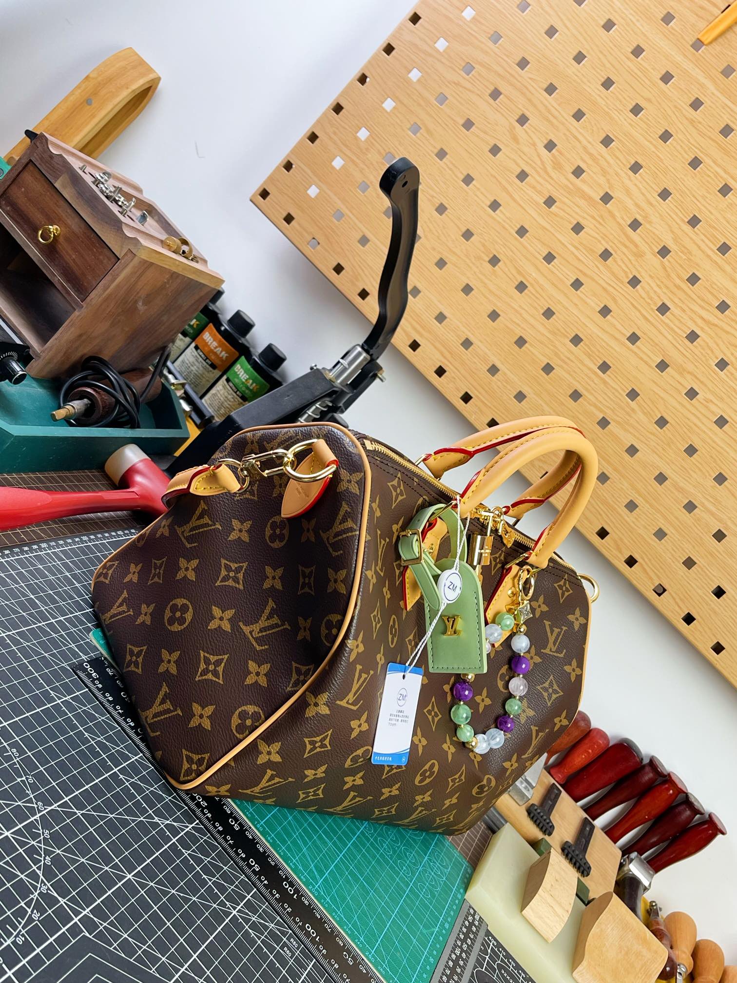 中免(Z M)原单天花板,163动态码
M15107
本款Speedy Soft 30Lucky手袋为Monogram帆布勾勒VVN皮革饰边,再借宛若珠宝的可拆卸装饰,撞色内饰和金属件点亮考究细节。充裕构型可轻松容纳平板电脑与日常所需。
尺寸:30X21X17CM
(长度X高X宽)