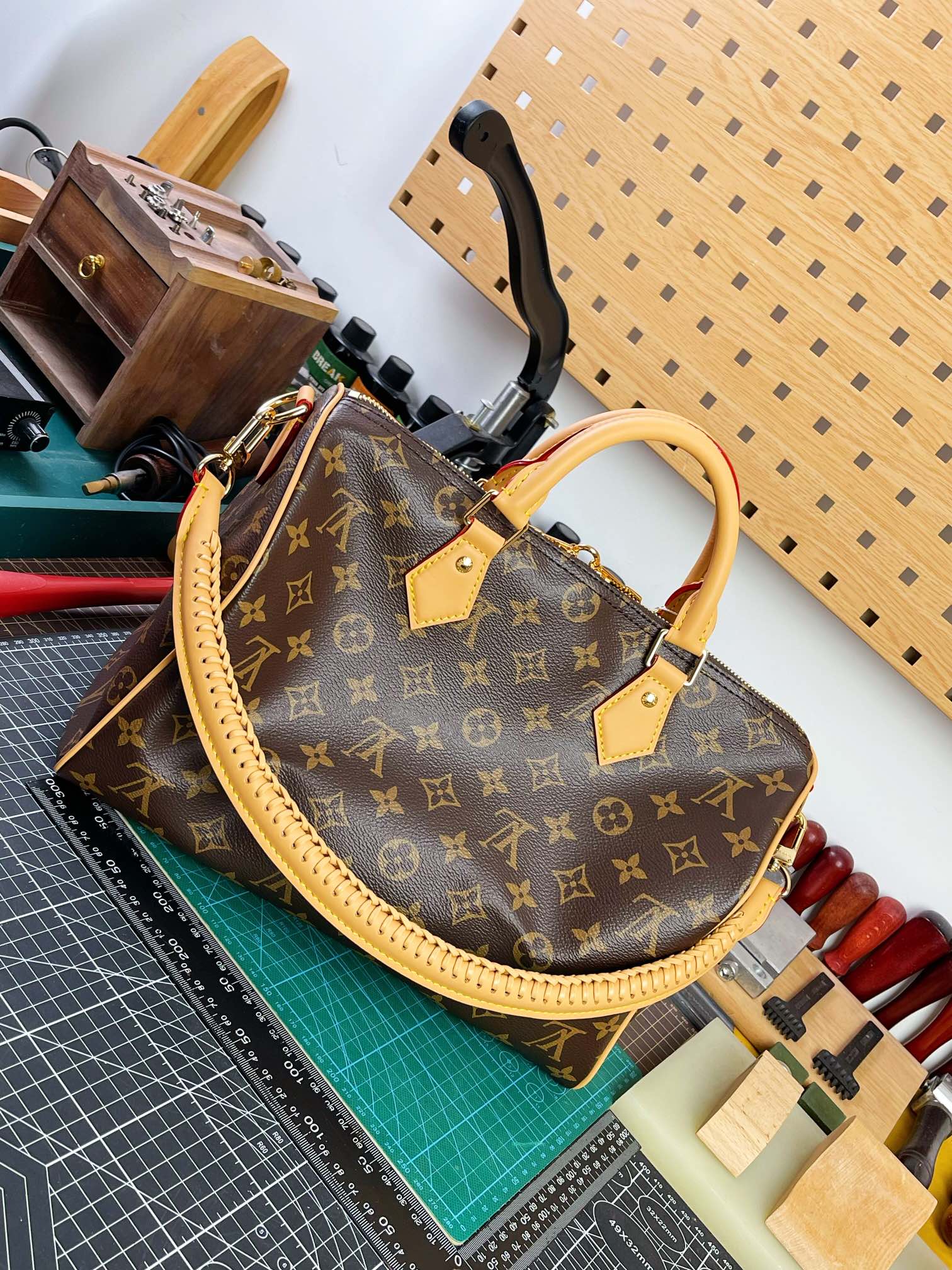中免(Z M)原单天花板,163动态码
M15107
本款Speedy Soft 30Lucky手袋为Monogram帆布勾勒VVN皮革饰边,再借宛若珠宝的可拆卸装饰,撞色内饰和金属件点亮考究细节。充裕构型可轻松容纳平板电脑与日常所需。
尺寸:30X21X17CM
(长度X高X宽)