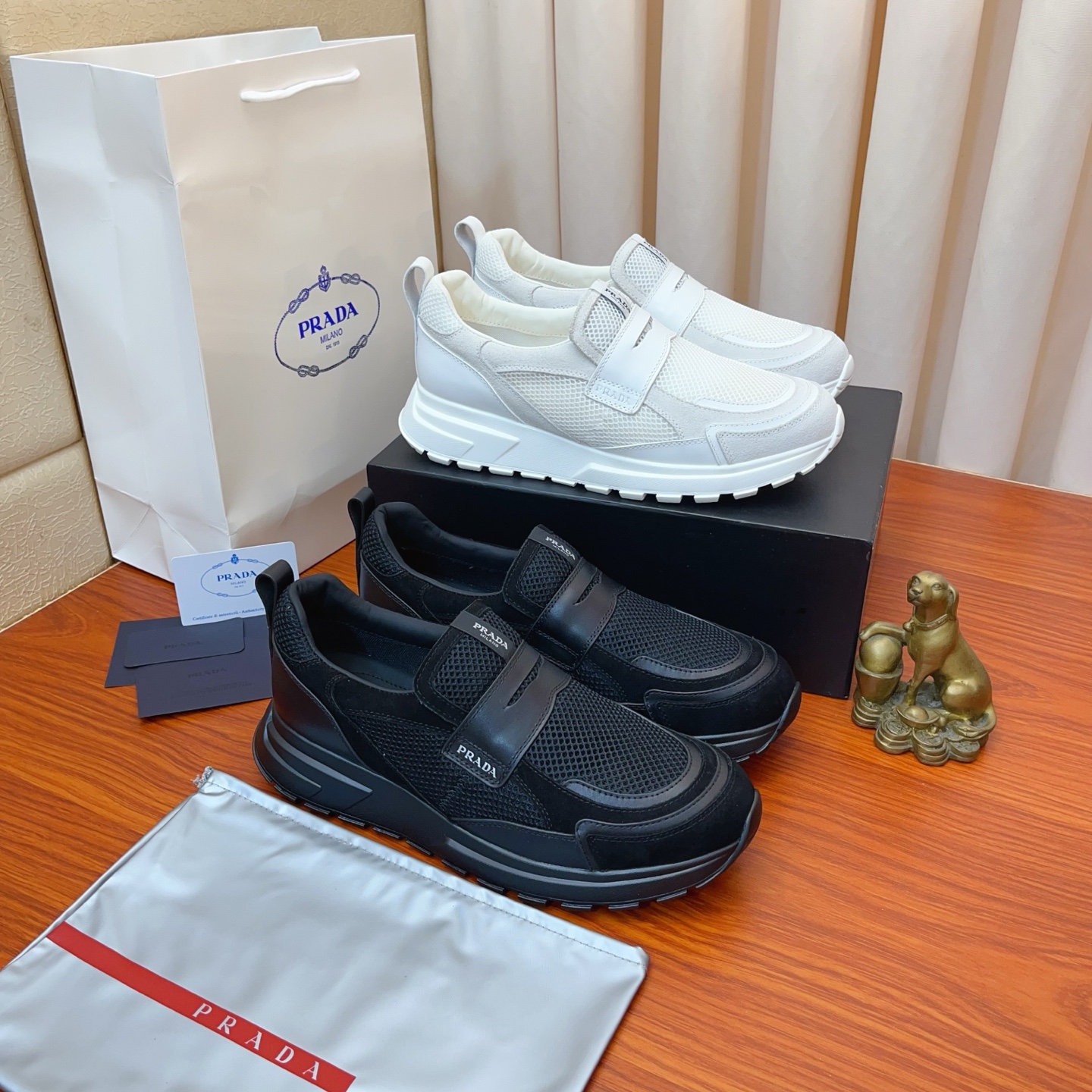 NO:885535,Price High-quality new Prada (Prada) counters are on the market at the same time. New men's shoes and fabrics are selected from imported mesh with glue-spraying technology. Imported cowhide lining. High-end molded anti-slip rubber outsole, exquisite lines, simple and elegant, comfortable and high-end for casual travel. Size: 38 to 44,, prada, prada, cowhide19860909价 高品质新款prada(普拉达)专柜同步上市, 新款男鞋、面料精选进口面网配滴胶工艺.进口牛皮内里.高端开模防滑橡胶大底,精美线条、简约大气,上脚舒服上挡次、休闲旅游.码数:38一44,,prada,prada,cowhide,Men's shoes