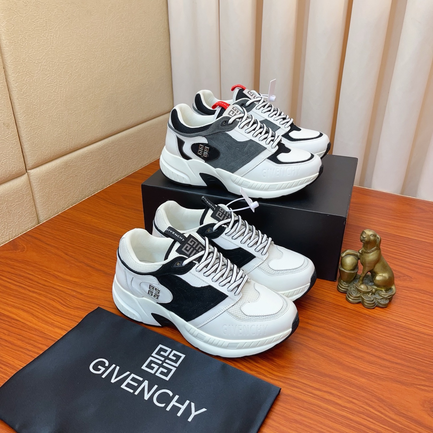 NO:885552,Price 'GIVENCHY' · Givenchy · High-end version. The upper is sold at the counter simultaneously. The printed fabric with the imported Italian brand logo is full of luxury. The sheepskin lining is double-layered, which makes the foot feel comfortable. The sole is made of original air-cushion Tup foam outsole. It is light and comfortable. You can go in and out of the counter at will. Number of sizes is 38 to 44. Counter packaging,,givenchy,givenchy,sheepskin19860909价《GIVENCHY》·纪梵希 ·高端版本 专柜同步发售鞋面意大利进口品牌logo印花布匹尽显奢华,羊皮内里加上双层组合,脚感舒适,鞋底原厂特供气垫tup发泡大底,轻便,舒适,随意进出专柜 码数38到44,专柜包装,,givenchy,givenchy,sheepskin,Men's shoes