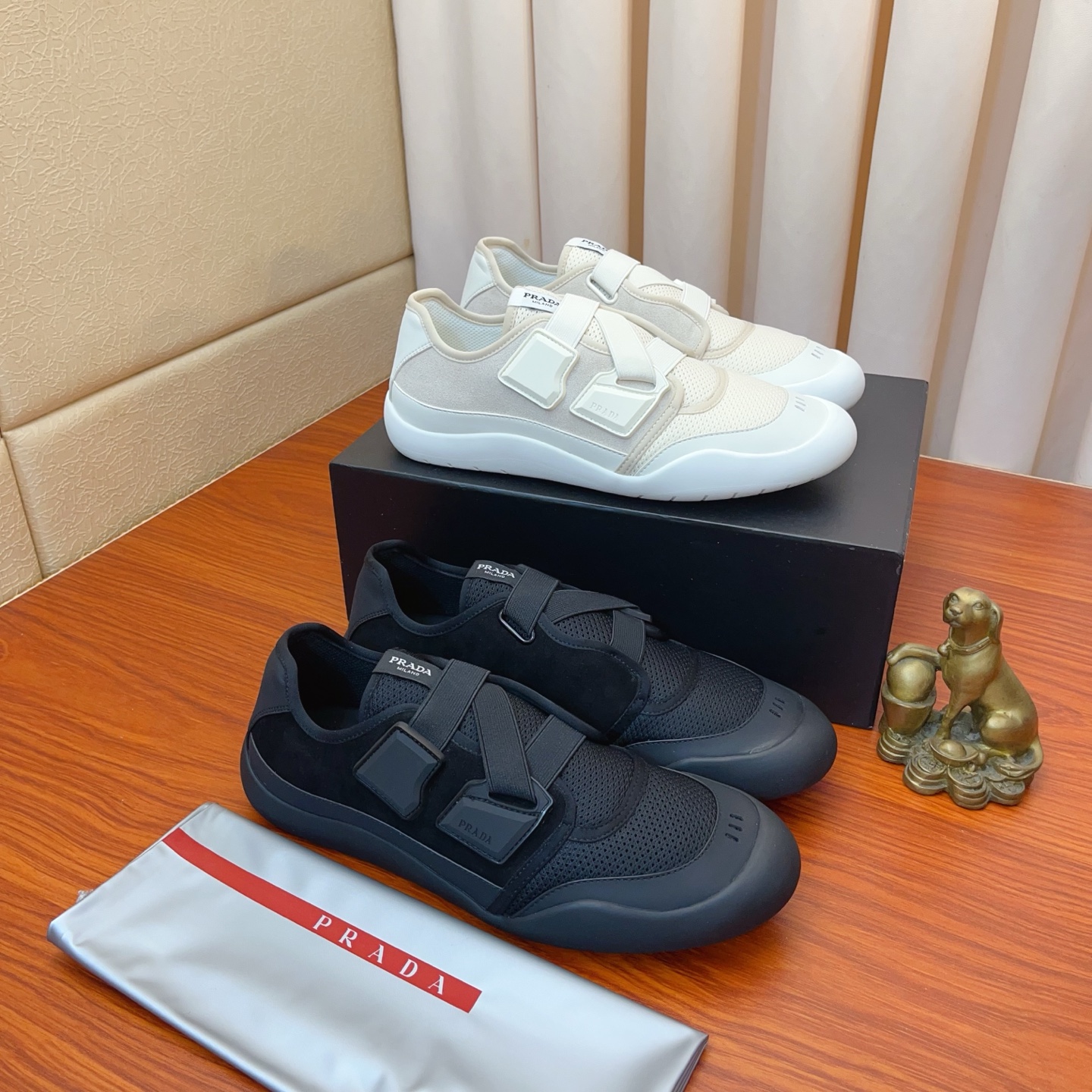 NO:885560,Price High-quality new Prada (Prada) counters are on the market at the same time. New men's shoes and fabrics are selected from imported mesh with glue-spraying technology. Imported cowhide lining. High-end molded anti-slip rubber outsole, exquisite lines, simple and elegant, comfortable and high-end for casual travel. Size: 38 to 44,, prada, prada, cowhide19860909价 高品质新款prada(普拉达)专柜同步上市, 新款男鞋、面料精选进口面网配滴胶工艺.进口牛皮内里.高端开模防滑橡胶大底,精美线条、简约大气,上脚舒服上挡次、休闲旅游.码数:38一44,,prada,prada,cowhide,Men's shoes