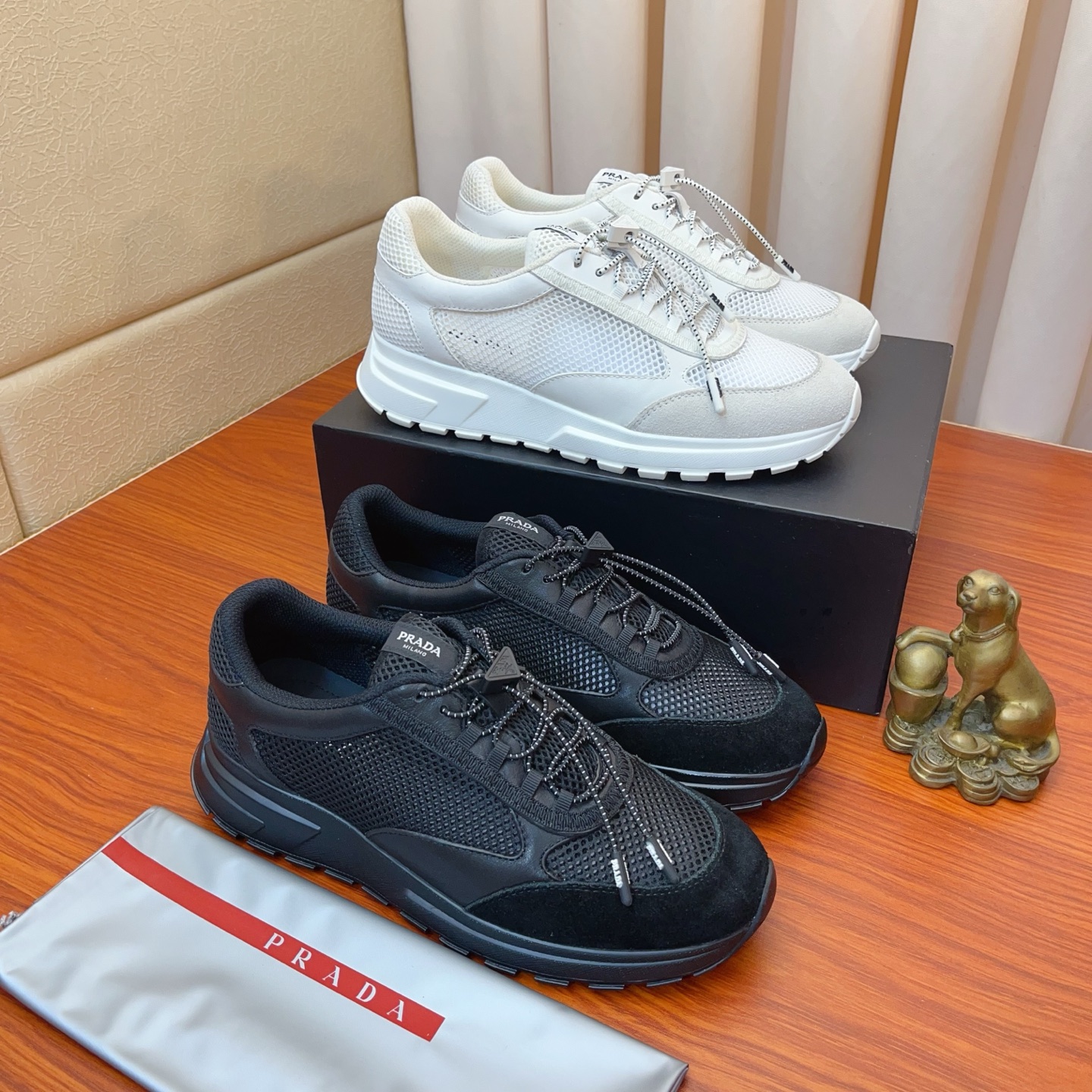 NO:885565,Price [PRADA] Prada - high-end quality original casual sports shoes - upper Nappa calfskin, brand high mercerized canvas, shoe body brand metal fasteners, tongue silk screen brand logo - water-dyed cowhide lining - ultra-light TPU foam outsole; molded outsole - ultra-high quality control, fine workmanship (high-end, luxury, grade) -Size 38-44,, prada, prada, sneakers, cowhide19860909价【PRADA】普拉达 -高端品质 原单休闲运动鞋 -鞋面纳帕小牛皮、品牌高丝光帆布、鞋身品牌金属扣件、鞋舌丝印品牌logo -内里水染牛皮 -大底超轻TPU发泡；成型大底 -超高品控·做工精细凸显(高端·贵气·档次) -Size 38-44,,prada,prada,sneakers,cowhide,Men's shoes
