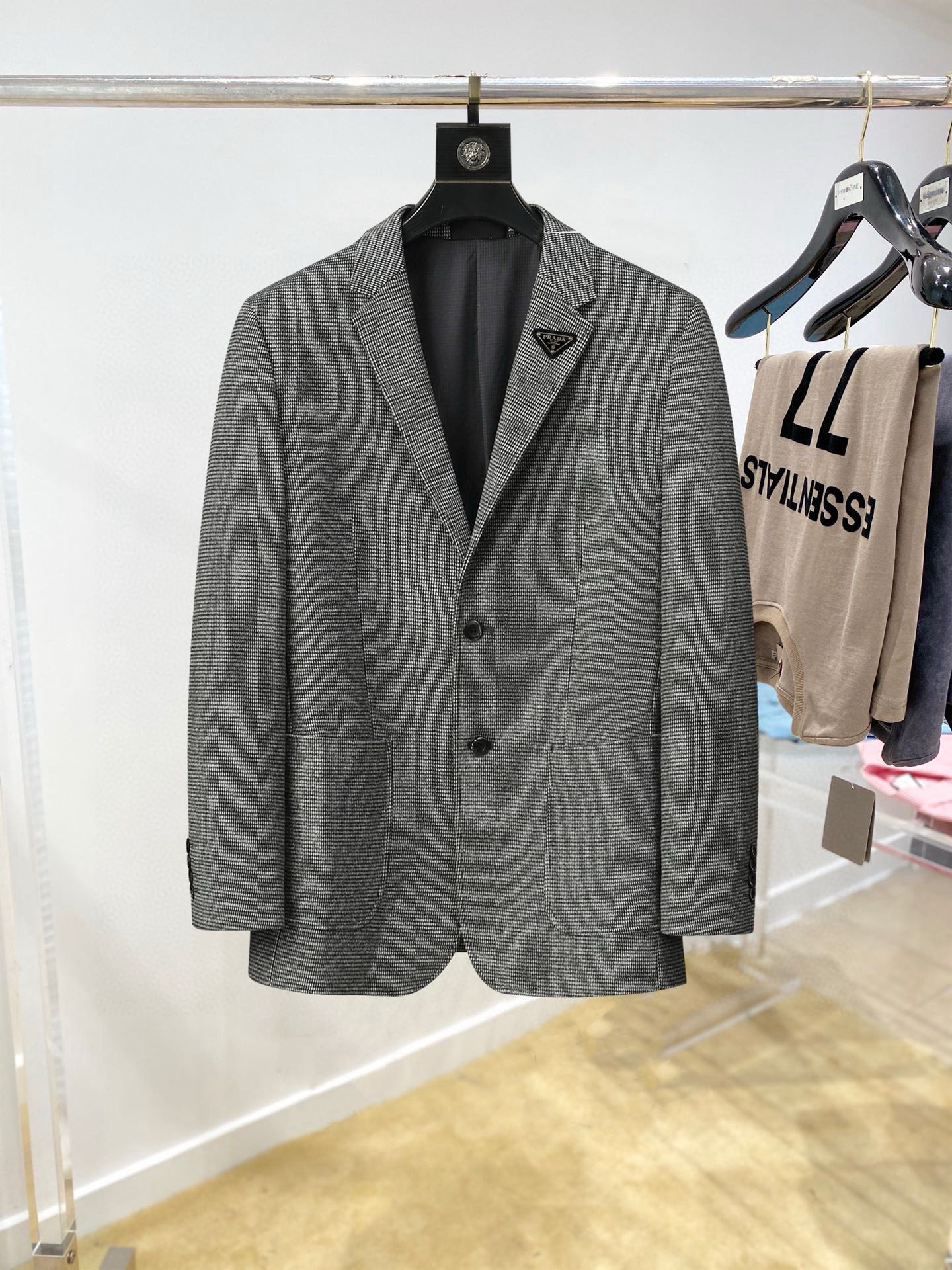！ 🔥普拉达
新品时尚男士西服🔥贸易公司渠道货，人气极高的一款单品。通体的造型颇具设计感，在视觉方面足矣