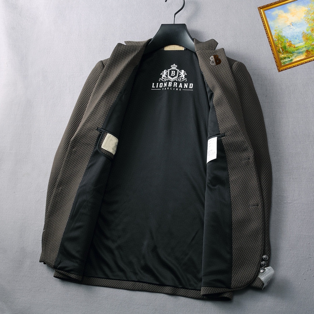 ！ 🔥巴黎世家
新品时尚男士西服🔥贸易公司渠道货，人气极高的一款单品。通体的造型颇具设计感，在视觉方面足