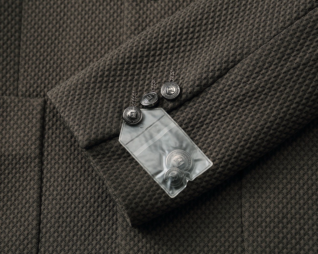 ！ 🔥巴黎世家
新品时尚男士西服🔥贸易公司渠道货，人气极高的一款单品。通体的造型颇具设计感，在视觉方面足