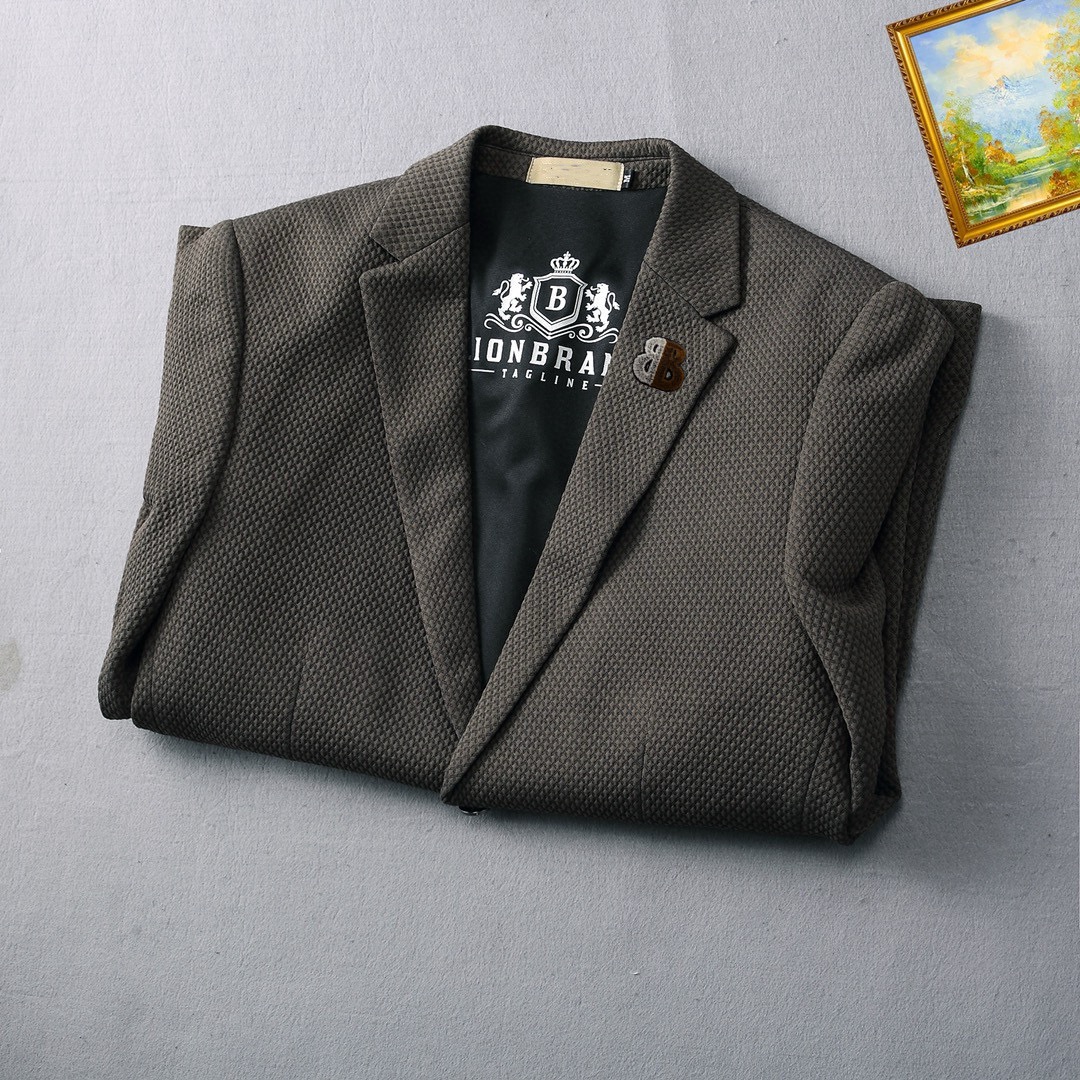 ！ 🔥巴黎世家
新品时尚男士西服🔥贸易公司渠道货，人气极高的一款单品。通体的造型颇具设计感，在视觉方面足