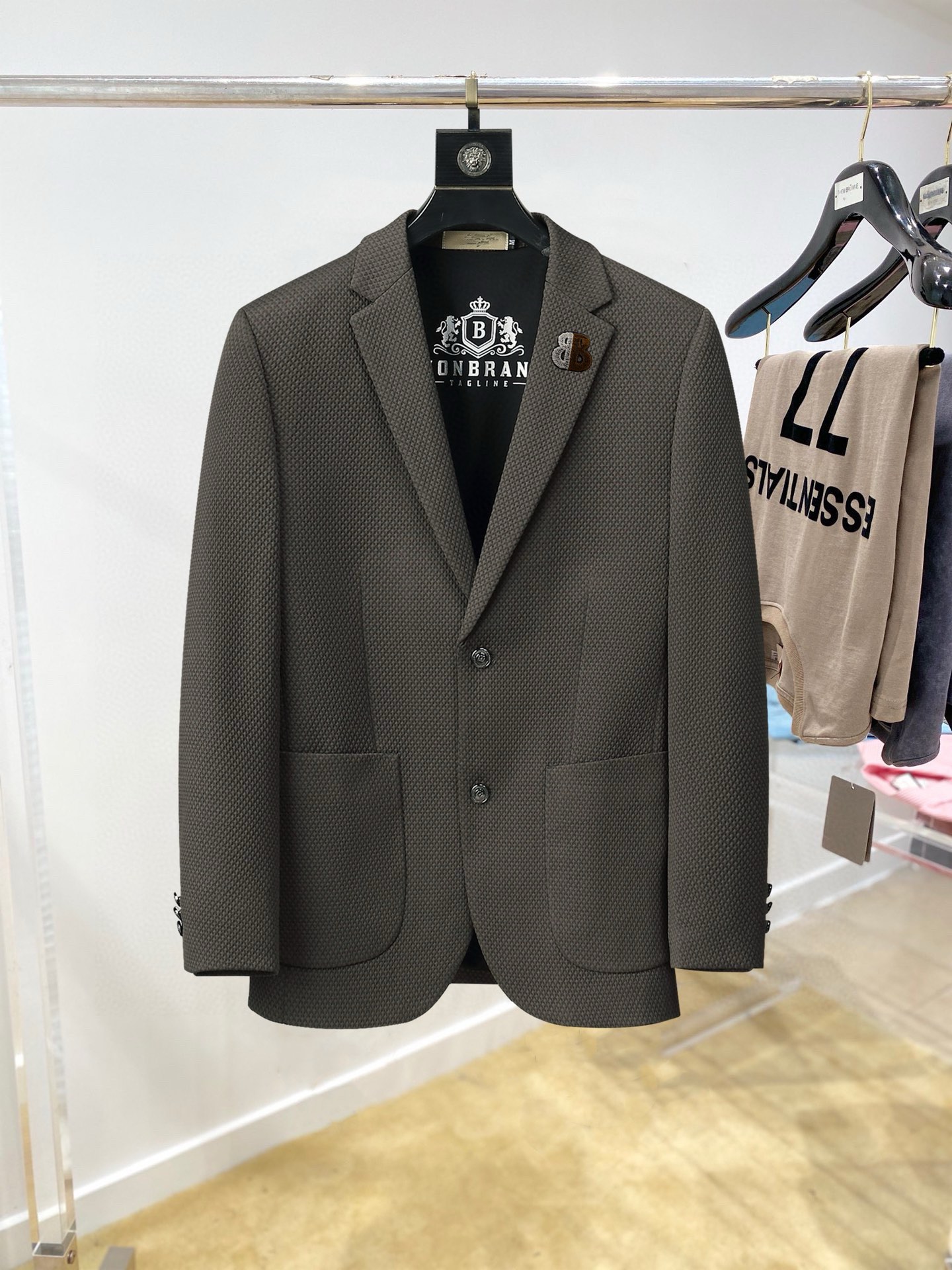 ！ 🔥巴黎世家
新品时尚男士西服🔥贸易公司渠道货，人气极高的一款单品。通体的造型颇具设计感，在视觉方面足
