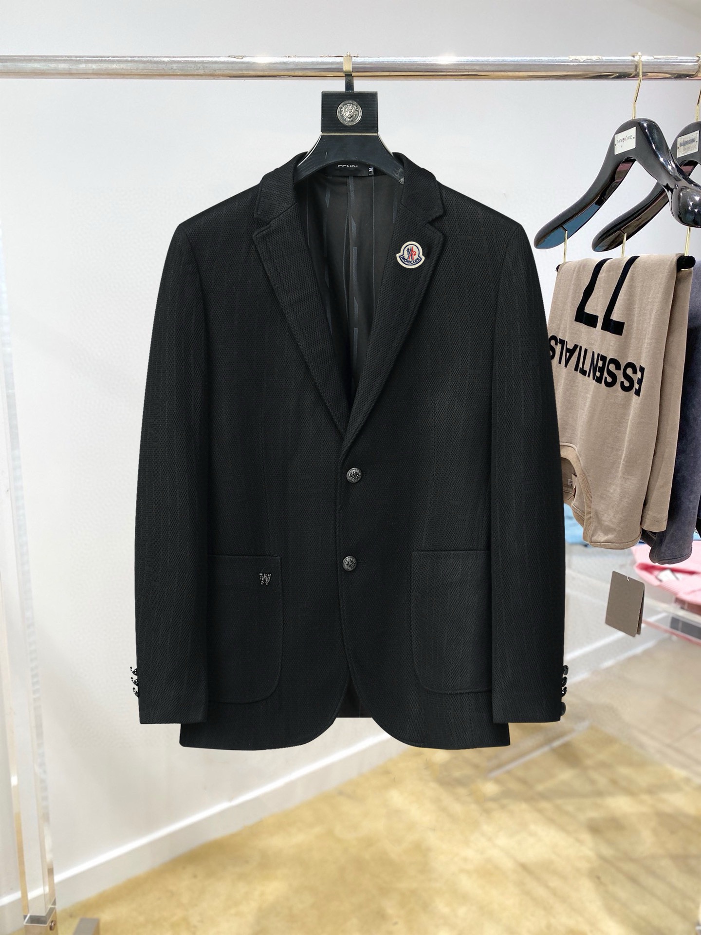 ！ 🔥蒙口
新品时尚男士西服🔥贸易公司渠道货，人气极高的一款单品。通体的造型颇具设计感，在视觉方面足矣吸