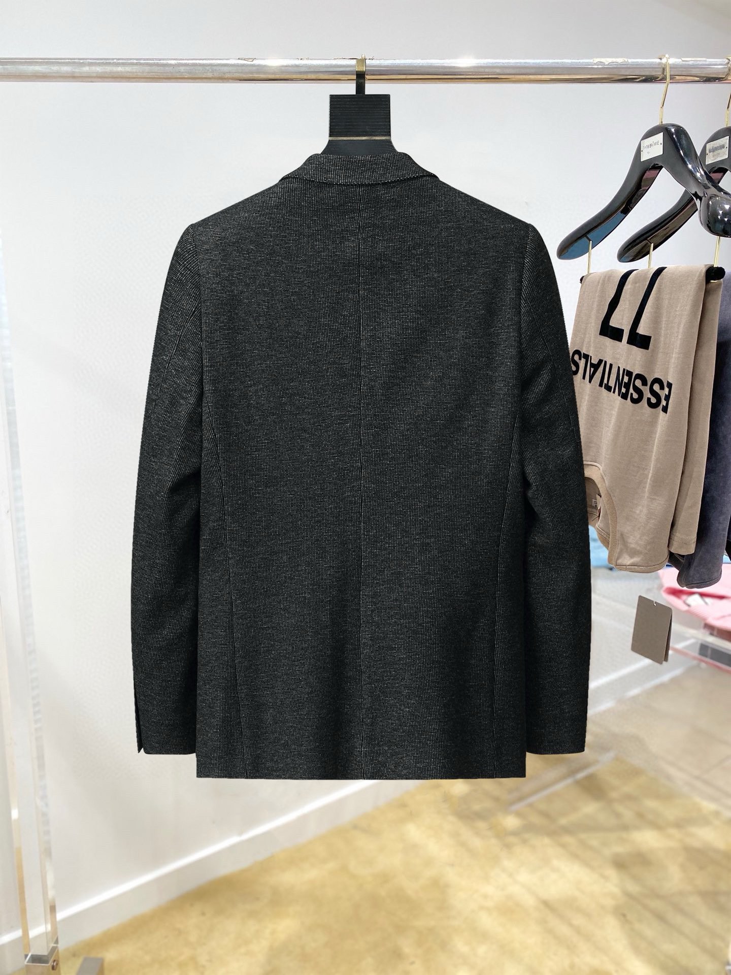！ 🔥普拉达
新品时尚男士西服🔥贸易公司渠道货，人气极高的一款单品。通体的造型颇具设计感，在视觉方面足矣