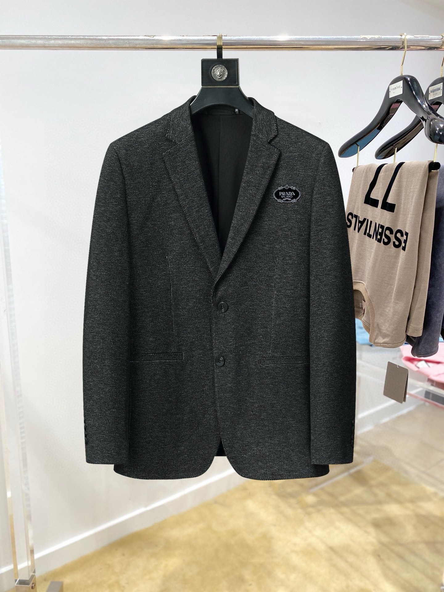 ！ 🔥普拉达
新品时尚男士西服🔥贸易公司渠道货，人气极高的一款单品。通体的造型颇具设计感，在视觉方面足矣