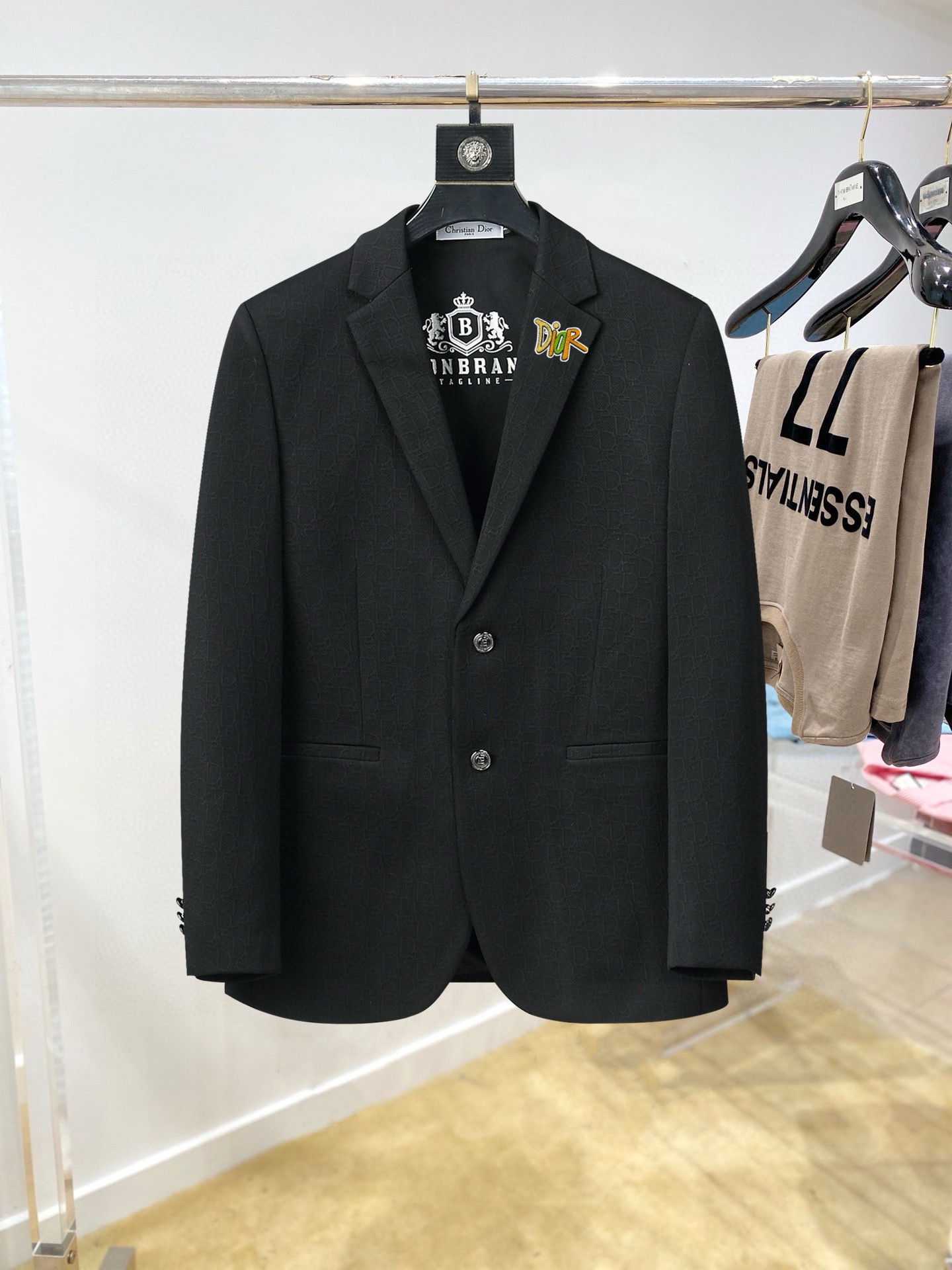 ！ 🔥DIOR
新品时尚男士西服🔥贸易公司渠道货，人气极高的一款单品。通体的造型颇具设计感，在视觉方面足
