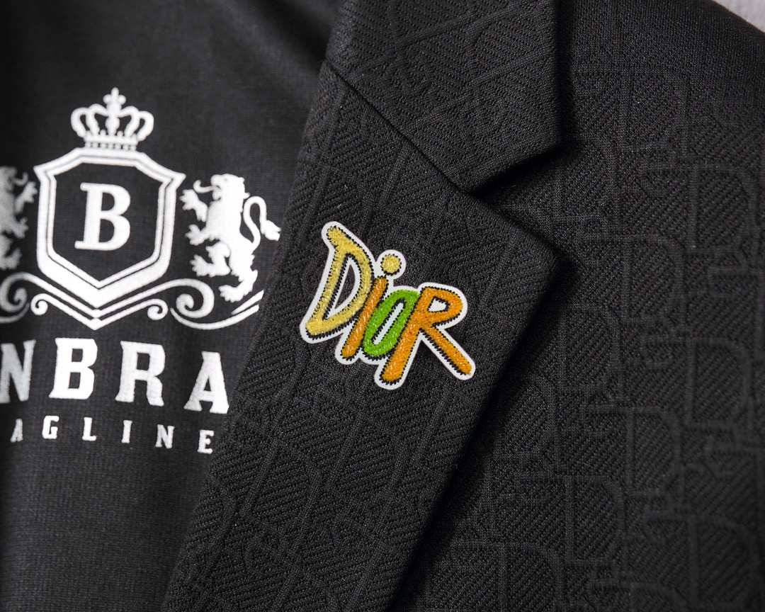 ！ 🔥DIOR
新品时尚男士西服🔥贸易公司渠道货，人气极高的一款单品。通体的造型颇具设计感，在视觉方面足