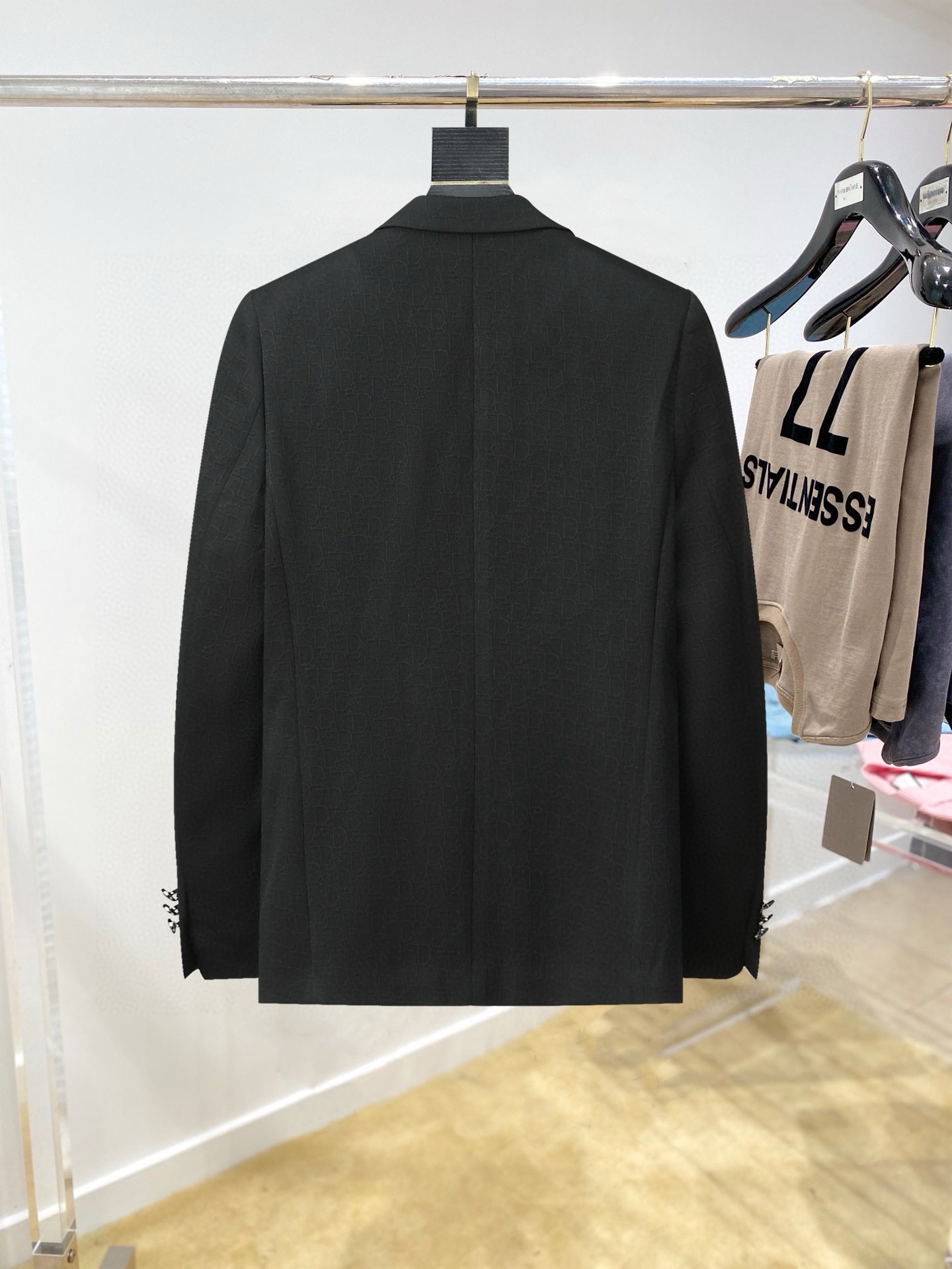 ！ 🔥DIOR
新品时尚男士西服🔥贸易公司渠道货，人气极高的一款单品。通体的造型颇具设计感，在视觉方面足