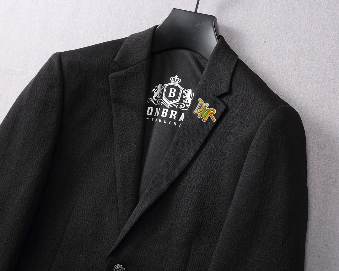 ！ 🔥DIOR
新品时尚男士西服🔥贸易公司渠道货，人气极高的一款单品。通体的造型颇具设计感，在视觉方面足