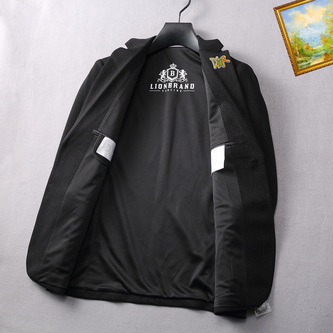！ 🔥DIOR
新品时尚男士西服🔥贸易公司渠道货，人气极高的一款单品。通体的造型颇具设计感，在视觉方面足
