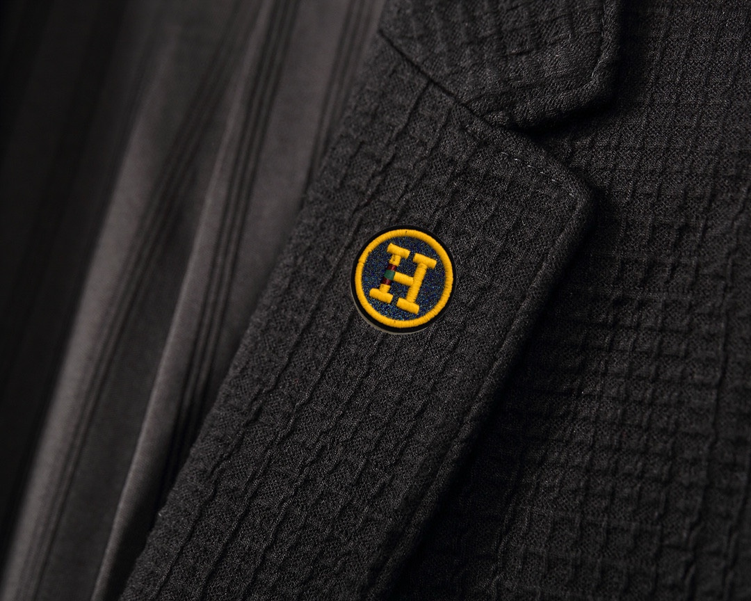 ！ 🔥爱马仕
新品时尚男士西服🔥贸易公司渠道货，人气极高的一款单品。通体的造型颇具设计感，在视觉方面足矣