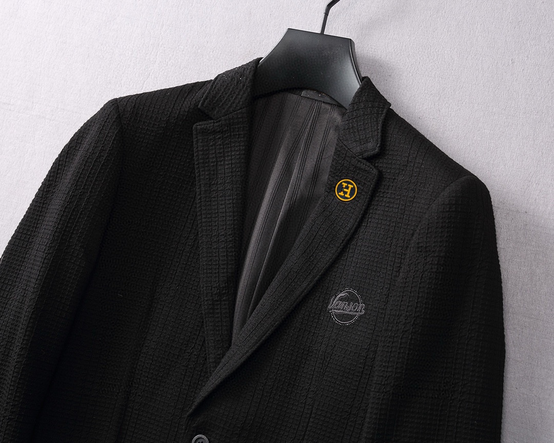 ！ 🔥爱马仕
新品时尚男士西服🔥贸易公司渠道货，人气极高的一款单品。通体的造型颇具设计感，在视觉方面足矣