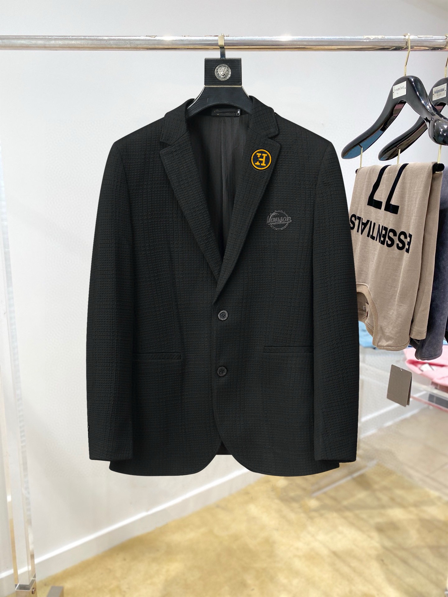 ！ 🔥爱马仕
新品时尚男士西服🔥贸易公司渠道货，人气极高的一款单品。通体的造型颇具设计感，在视觉方面足矣