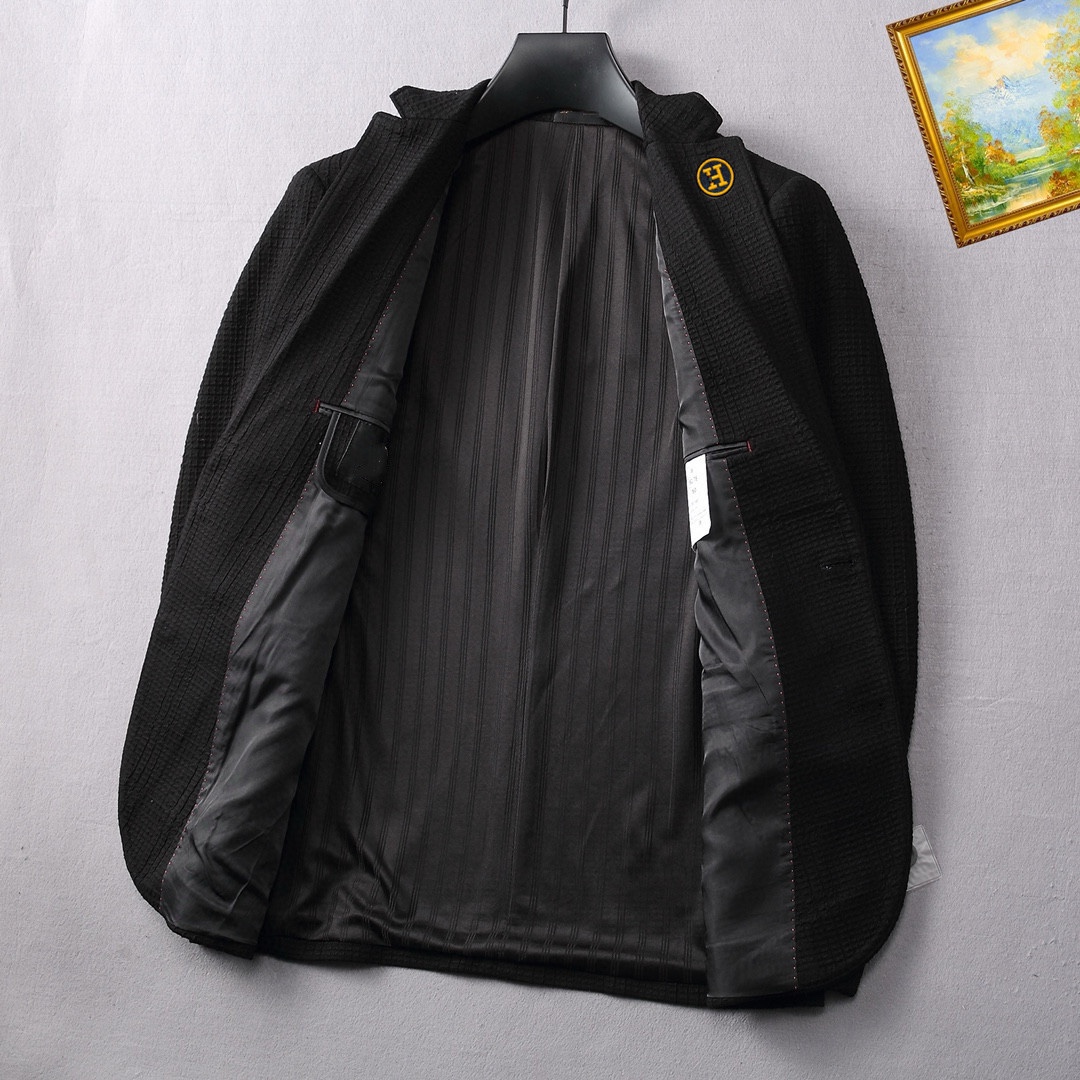 ！ 🔥爱马仕
新品时尚男士西服🔥贸易公司渠道货，人气极高的一款单品。通体的造型颇具设计感，在视觉方面足矣