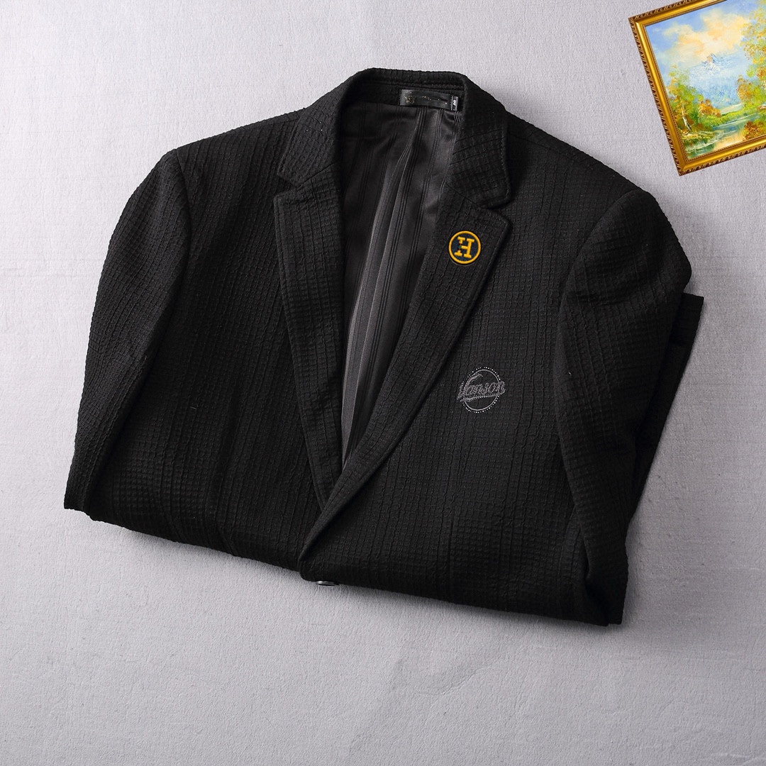 ！ 🔥爱马仕
新品时尚男士西服🔥贸易公司渠道货，人气极高的一款单品。通体的造型颇具设计感，在视觉方面足矣