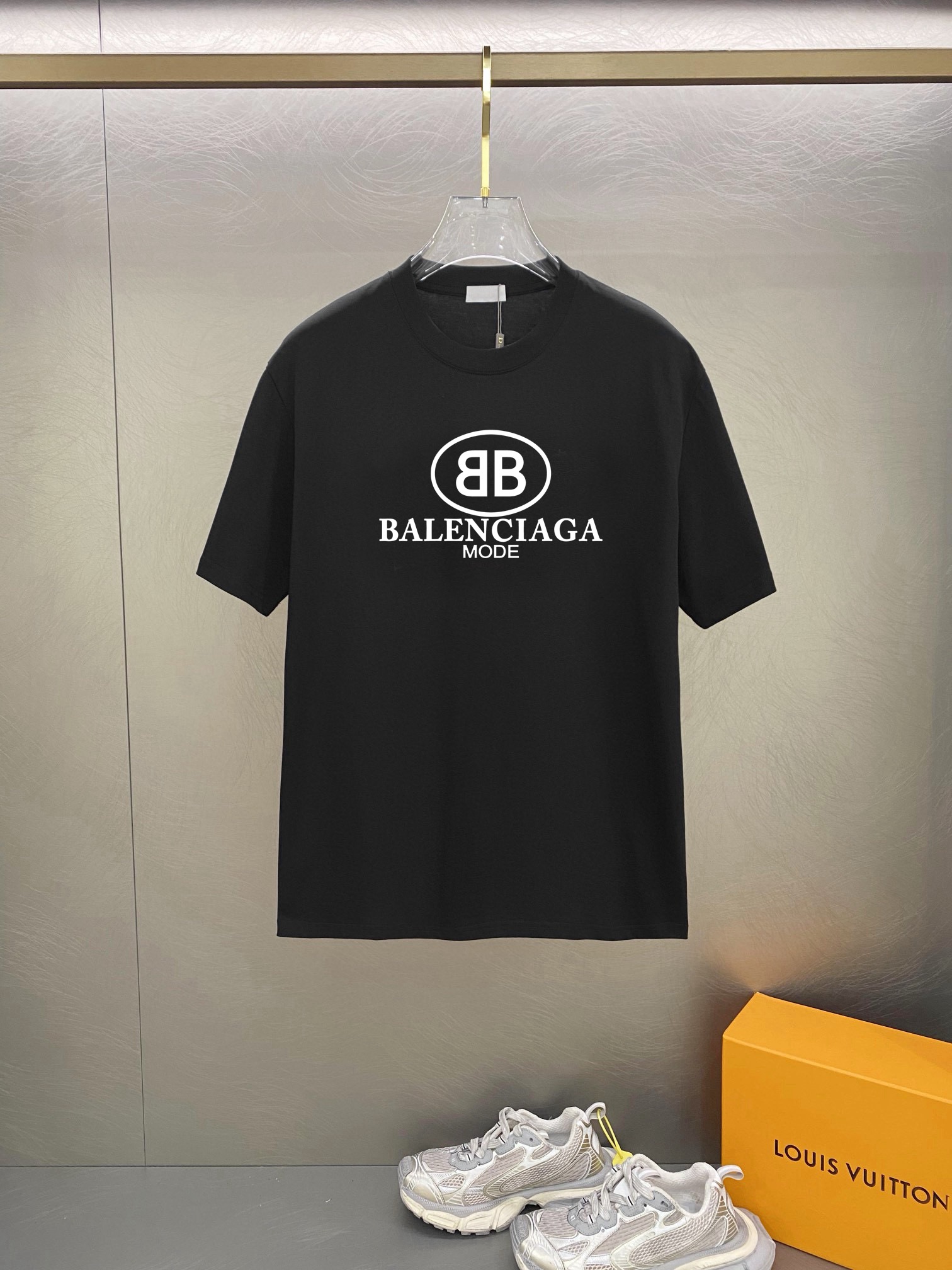 NO:135170,Balenciaga is the latest high-end product for men, with letters and logo printed patterns on the chest adding vitality!  The most classic and clear combination of cleanliness and pure. Must-in-apply recommendation!  Made of 190 grams of double-strand mercerized fabric, the texture is clear, showing high-end luxury quality. The classic round neck design is simple and elegant!  !  Double elevation specifications!  !  Invincible and versatile, suitable for people of all ages, the details are handled very well, and you don’t want to take off your upper body!  Used with double-strand mercerized fabric, color black and white M-XXXL, balenciaga, T-shirt, alexander wang19860909巴黎世家 最新男士高端好货,胸前字母徽标印花图案增添活力感！最经典一目了然的干净与纯粹的结合.必入款推荐！选用190克双股丝光面料制成 纹理清晰,尽显高端奢华品质.经典圆领设计.简单大方！！双标高规格！！无敌百搭,适合各年龄层次的人,细节处理非常到位,上身就不想脱的一款短袖！采用双股丝光面料,颜色黑色.白色 M-XXXL,,balenciaga,T-shirt,alexander wang,Men's clothing