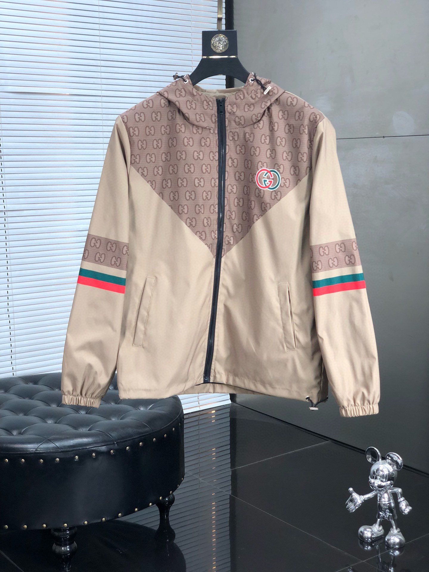 NO:135211,Guqi Super Value 2025 Latest Jacket Purchase Level Counter Original Simple Fashionable, Calm and Elegant Atmospheric and Elegant High-Tech Memory Polyester Fabric Not Wrinkled Quickly Recover Luxury Like New Windproof Waterproof Quick Dry Hardware Washing Mark Conspicuous Brand Logo Meticulous Workmanship Exquisite and Improper Palace Level Luxury Fashion Model Global First-class Design All the subtleties show perfect quality!  Code number M-3XL, Jackets & coats, Jackets & coats, Alexander wang19860909古奇 超值超爆2025最新款夹克·外套代购级专柜原单简约时尚从容百搭大气优雅高科技记忆聚酯面料不易起皱快速复原奢华如新防风防水速干五金洗水唛显眼的品牌标志做工细致精湛无可挑剔殿堂级奢华时尚典范全球一流设计所有细微处尽情展现完美品质！码数M-3XL,,jackets & coats,jackets & coats,alexander wang,Men's clothing