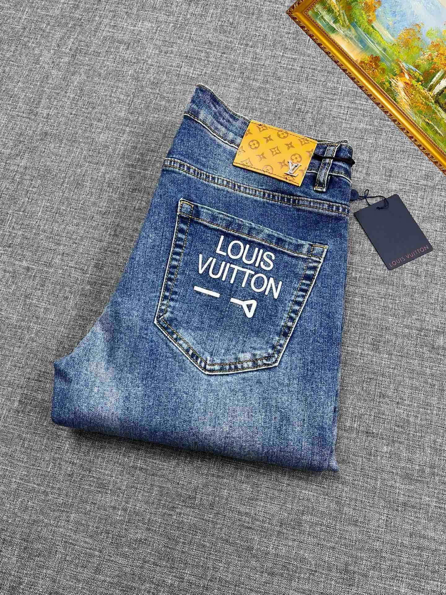 《LV》最新早秋爆款牛仔裤，采用欧洲进口客供面料！原版五金辅料！重工洗水牛仔工艺、面料超高做工完美出货，