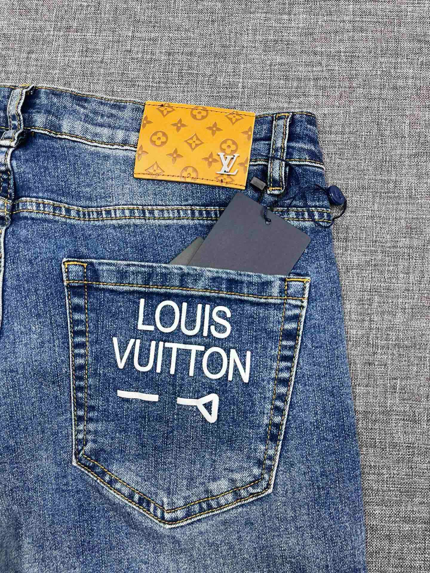 《LV》最新早秋爆款牛仔裤，采用欧洲进口客供面料！原版五金辅料！重工洗水牛仔工艺、面料超高做工完美出货，