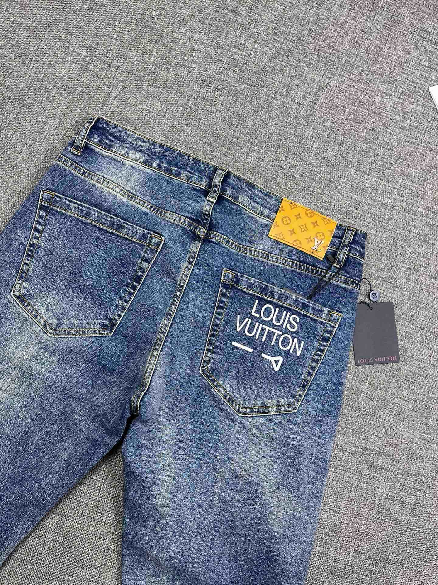 《LV》最新早秋爆款牛仔裤，采用欧洲进口客供面料！原版五金辅料！重工洗水牛仔工艺、面料超高做工完美出货，