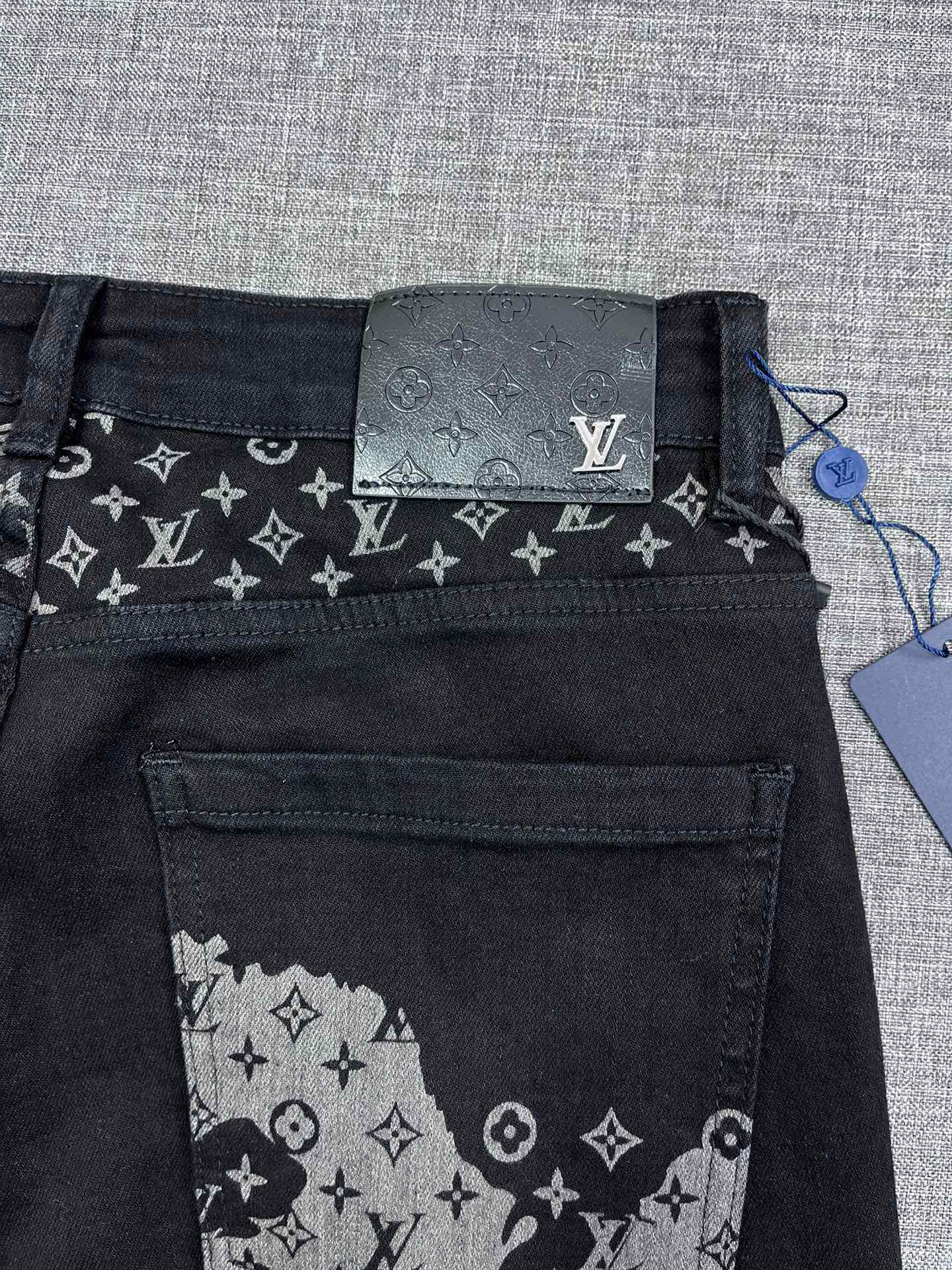 《LV》最新早秋爆款牛仔裤，采用欧洲进口客供面料！原版五金辅料！重工洗水牛仔工艺、面料超高做工完美出货，