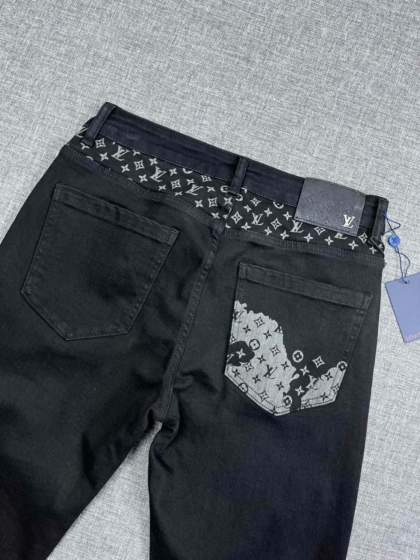 《LV》最新早秋爆款牛仔裤，采用欧洲进口客供面料！原版五金辅料！重工洗水牛仔工艺、面料超高做工完美出货，
