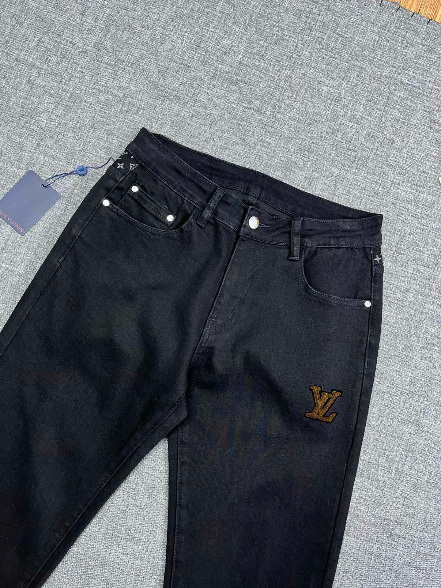 《LV》最新早秋爆款牛仔裤，采用欧洲进口客供面料！原版五金辅料！重工洗水牛仔工艺、面料超高做工完美出货，