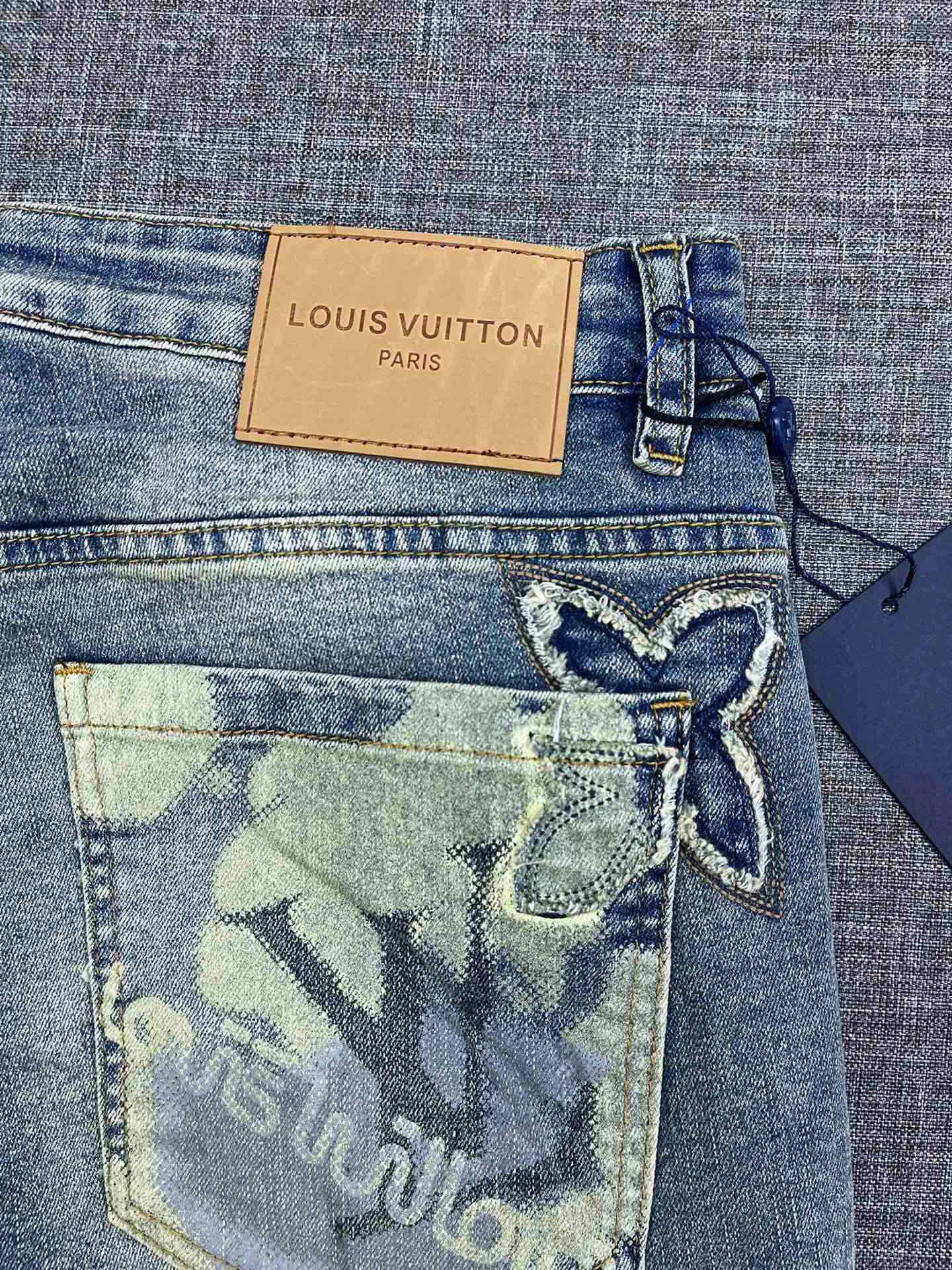 《LV》最新早秋爆款牛仔裤，采用欧洲进口客供面料！原版五金辅料！重工洗水牛仔工艺、面料超高做工完美出货，