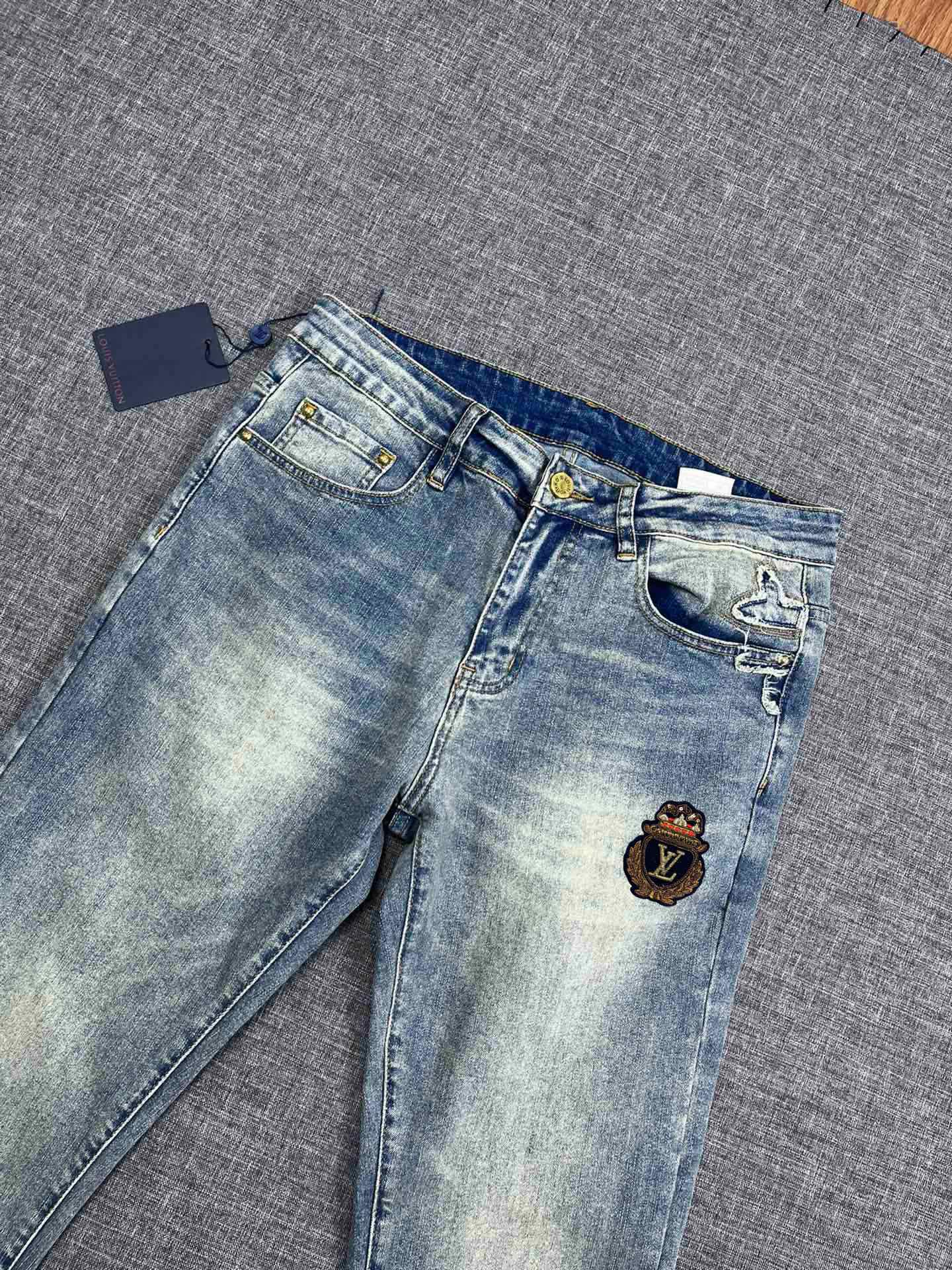《LV》最新早秋爆款牛仔裤，采用欧洲进口客供面料！原版五金辅料！重工洗水牛仔工艺、面料超高做工完美出货，