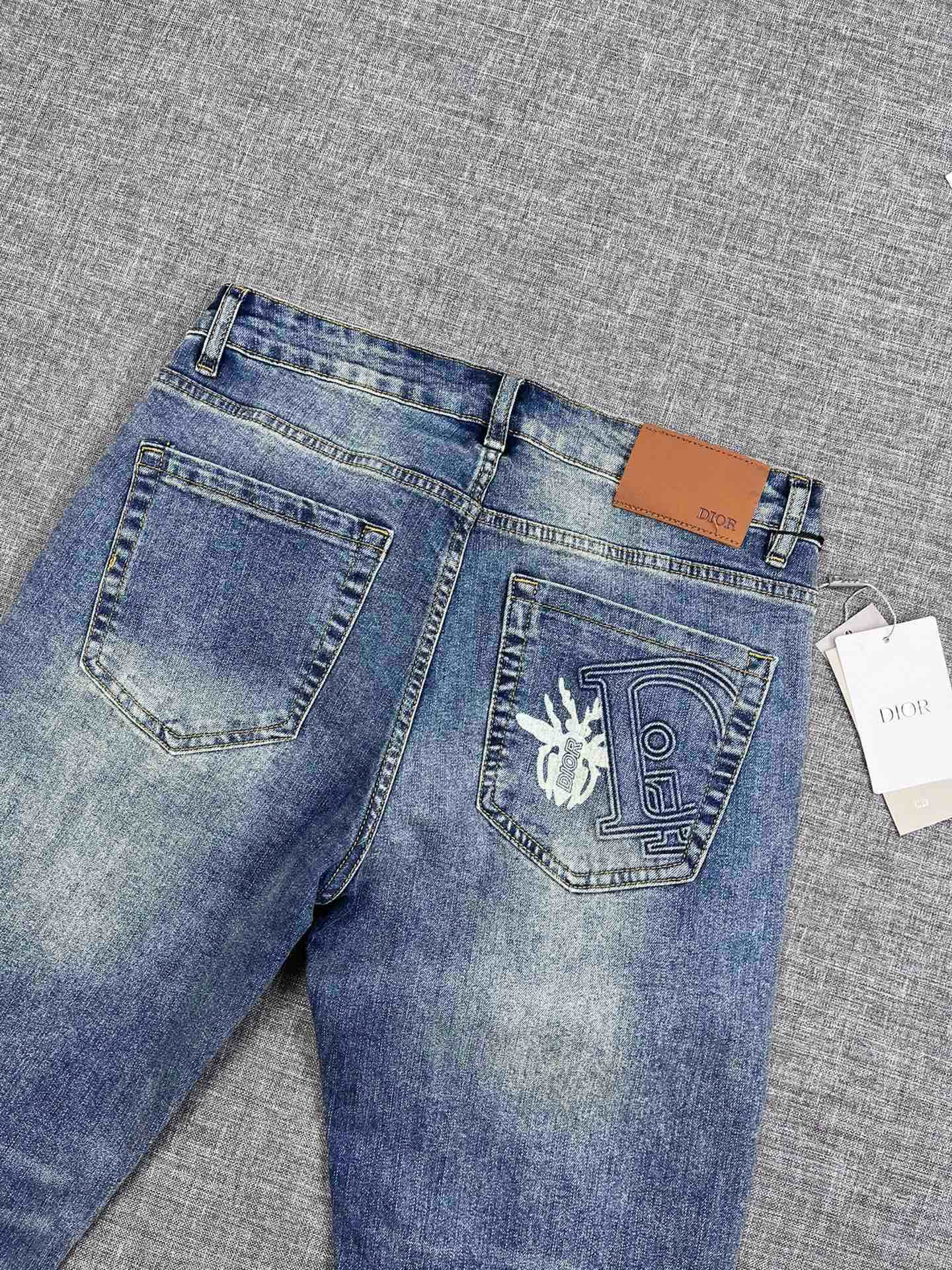《DIOR》最新早秋爆款牛仔裤，采用欧洲进口客供面料！原版五金辅料！重工洗水牛仔工艺、面料超高做工完美出