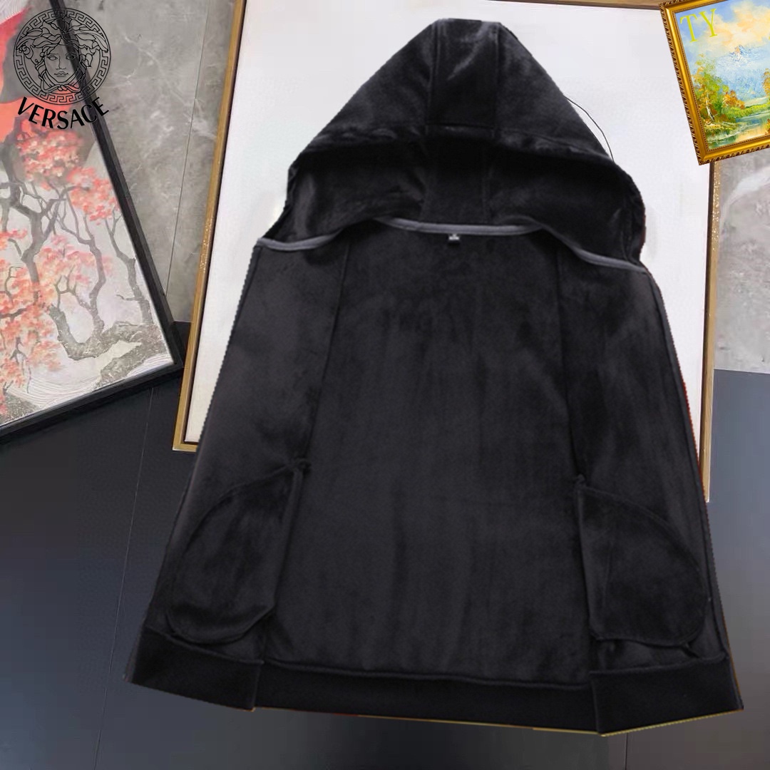 ！ 范思哲 新款双面绒拉链帽衫 冬装高端品质韩国绒加厚
简约独特的美感设计风格。双面绒纯棉材质！完美版型