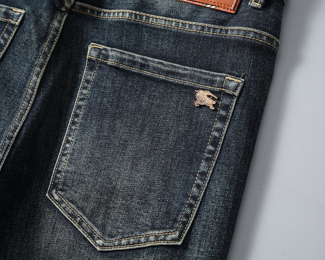  巴宝莉 新品高端牛仔裤👖厚款秋冬系列产品、男装修身牛仔裤💎高品质小脚裤、弹力纤维面料柔软有质感！一流的