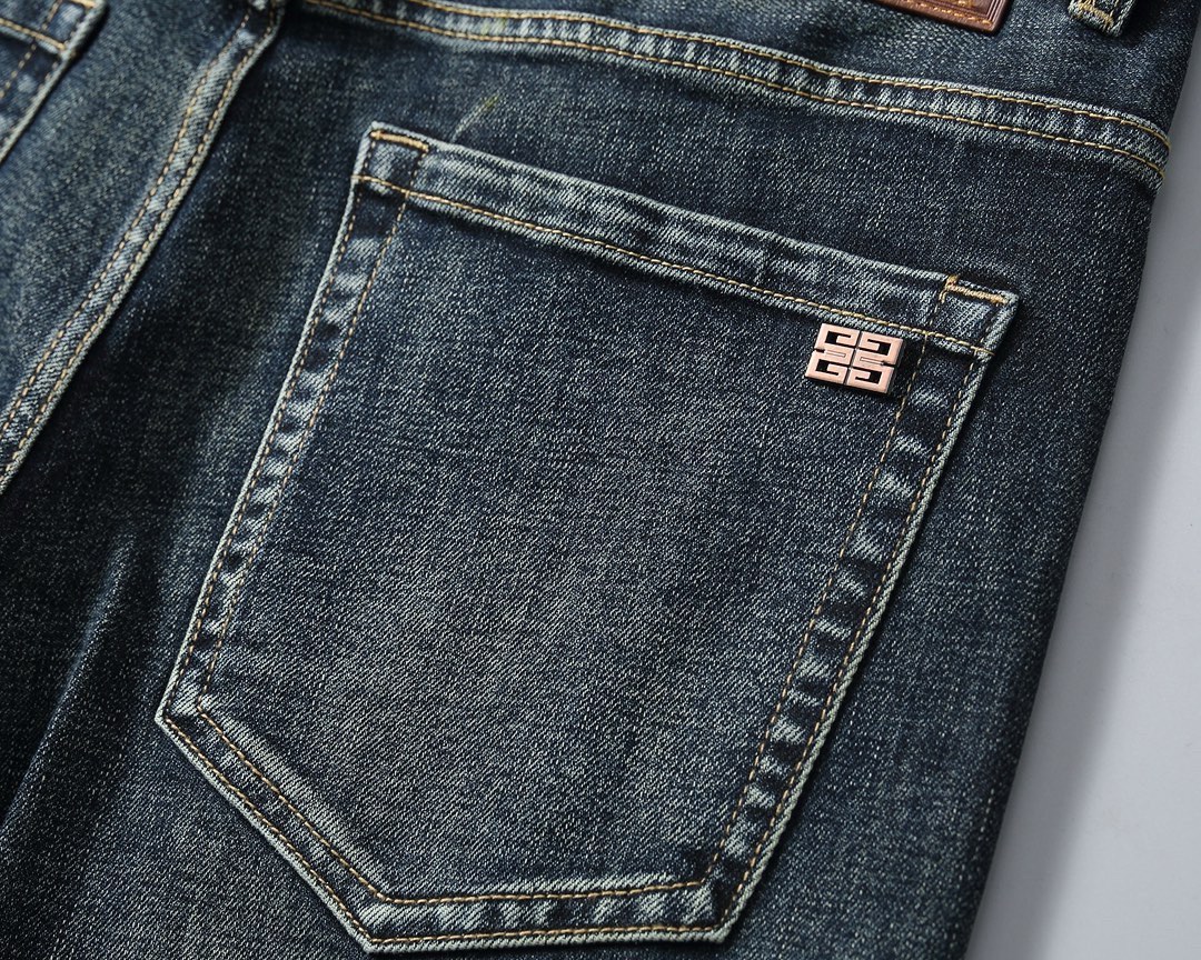  纪梵希 新品高端牛仔裤👖厚款秋冬系列产品、男装修身牛仔裤💎高品质小脚裤、弹力纤维面料柔软有质感！一流的