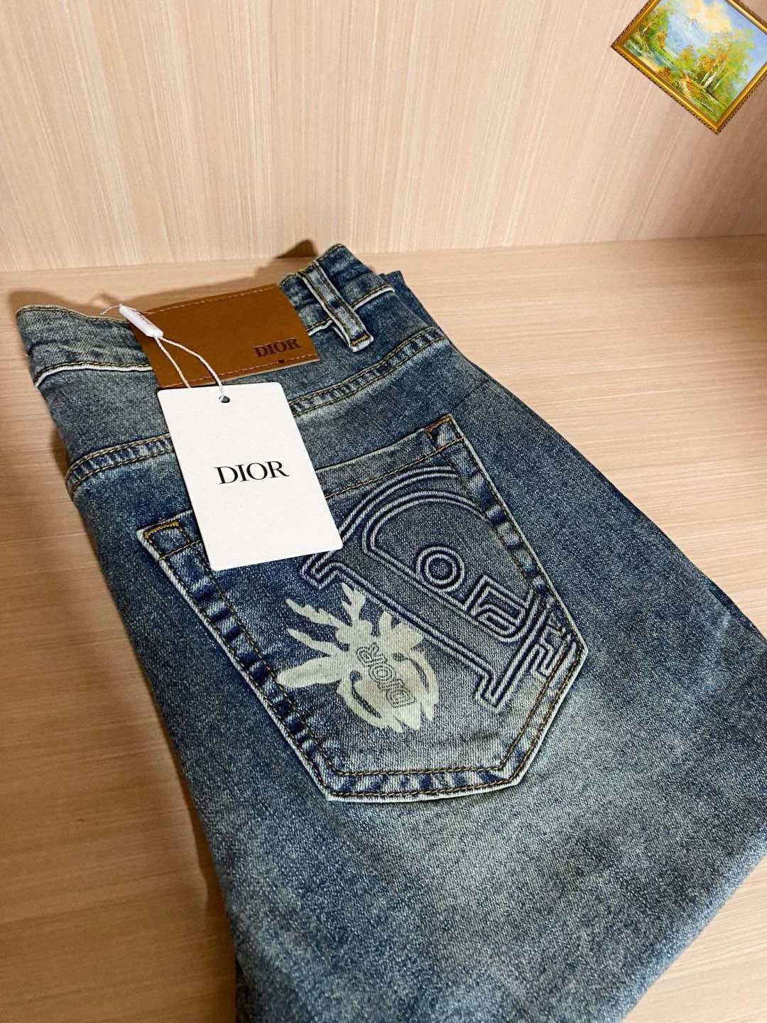  DIOR 新品高端牛仔裤👖厚款秋冬系列产品、男装修身牛仔裤💎高品质小脚裤、弹力纤维面料柔软有质感！一流