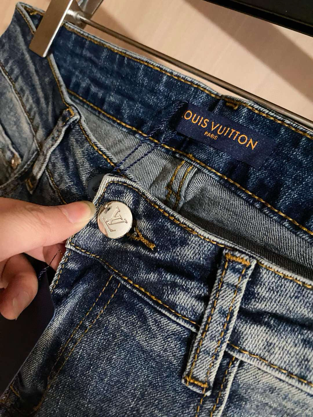  LV 新品高端牛仔裤👖厚款秋冬系列产品、男装修身牛仔裤💎高品质小脚裤、弹力纤维面料柔软有质感！一流的设